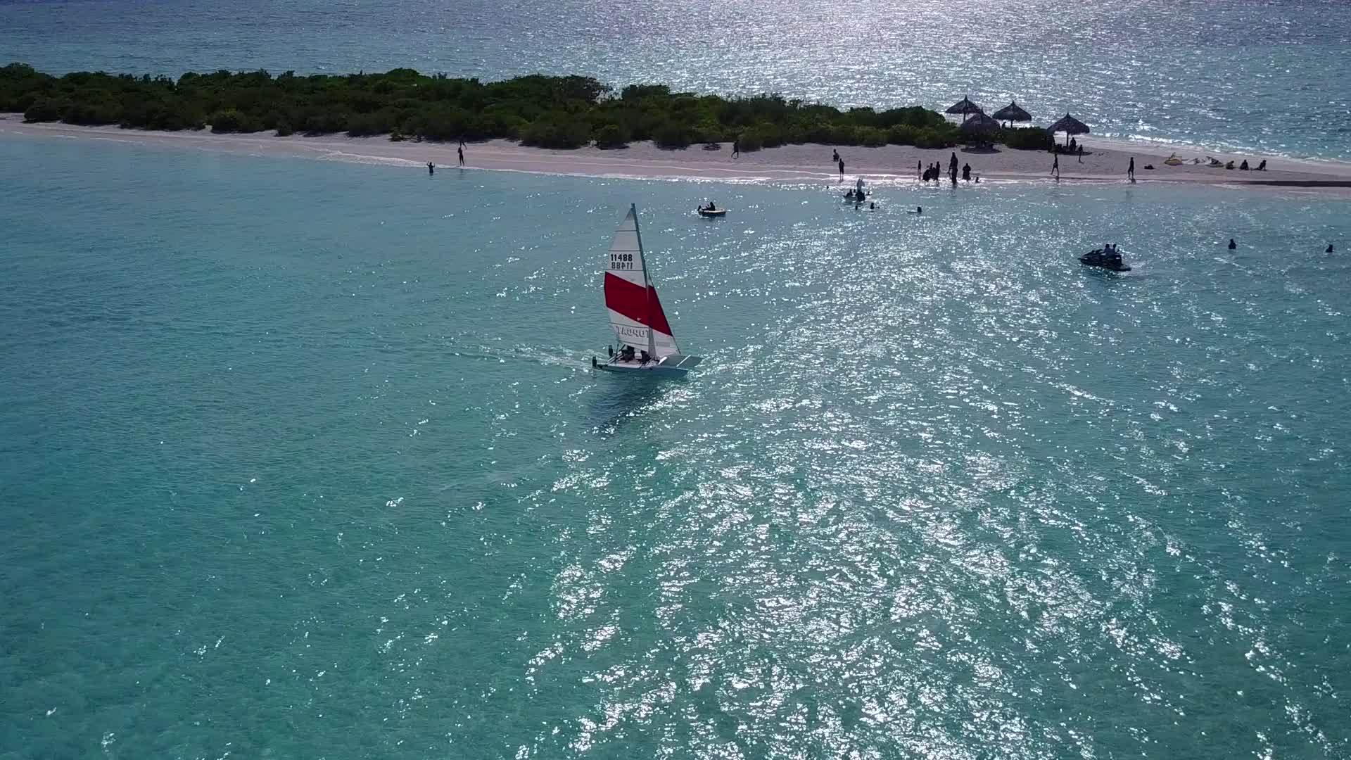 通过清水和白色海滩背景的清水完美的海岸海滩时间在空中视频的预览图