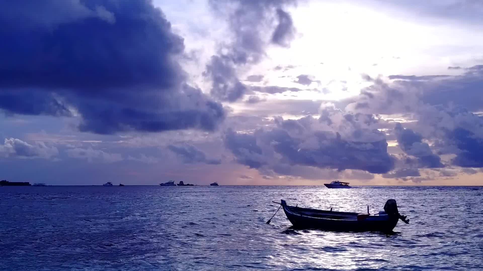 蓝水和白色沙尘背景的奇异度假胜地海滩海景视频的预览图
