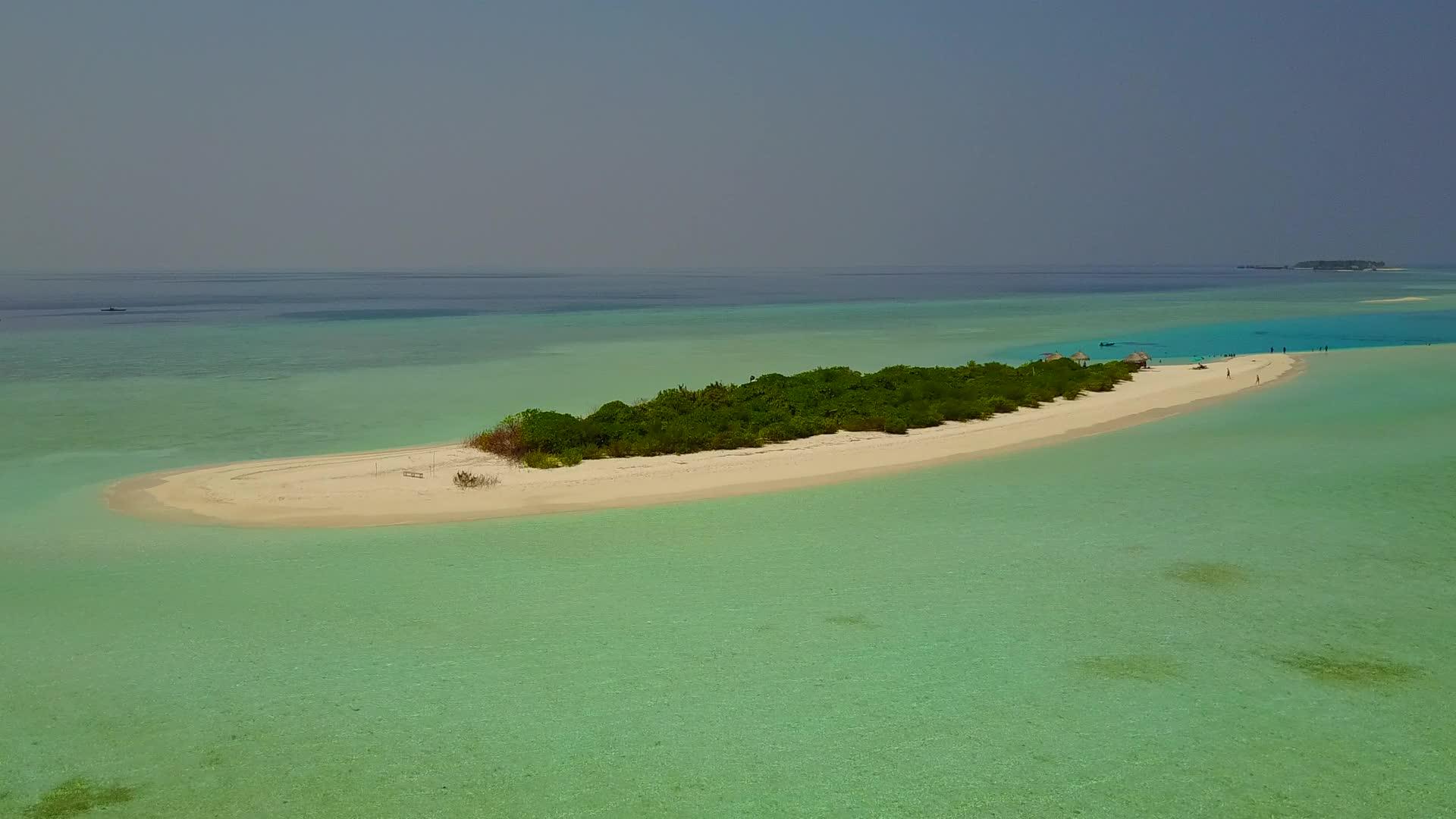 白沙背景蓝海中美丽的海滩无人机质感视频的预览图