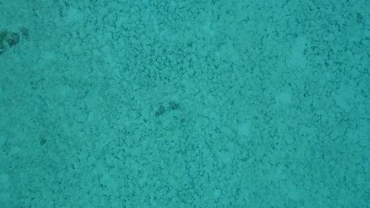 蓝色环礁湖观测到的白沙背景的海底海滩时间视频的预览图
