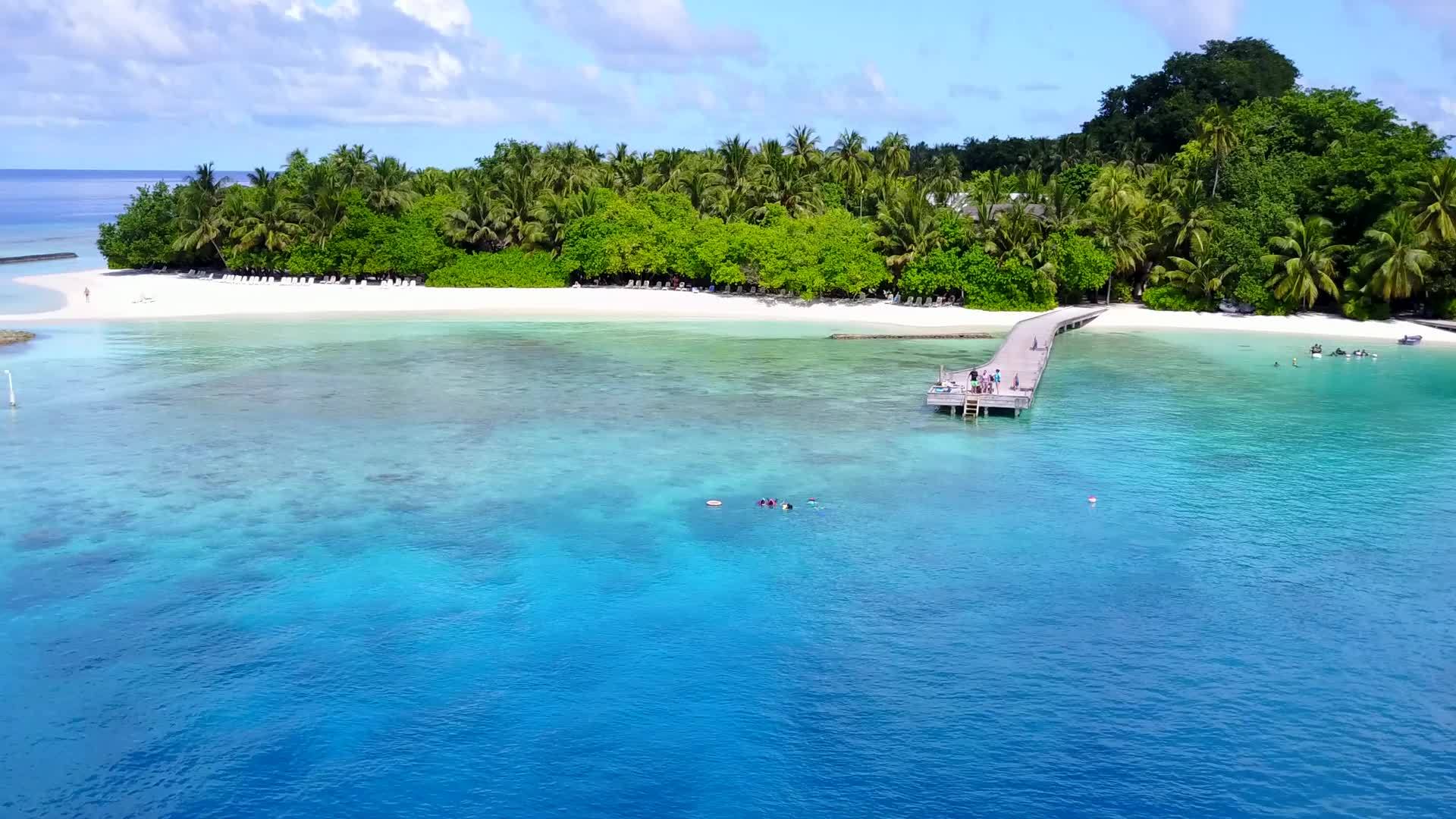 完美的度假胜地海滩探险飞行由绿水和白沙组成视频的预览图