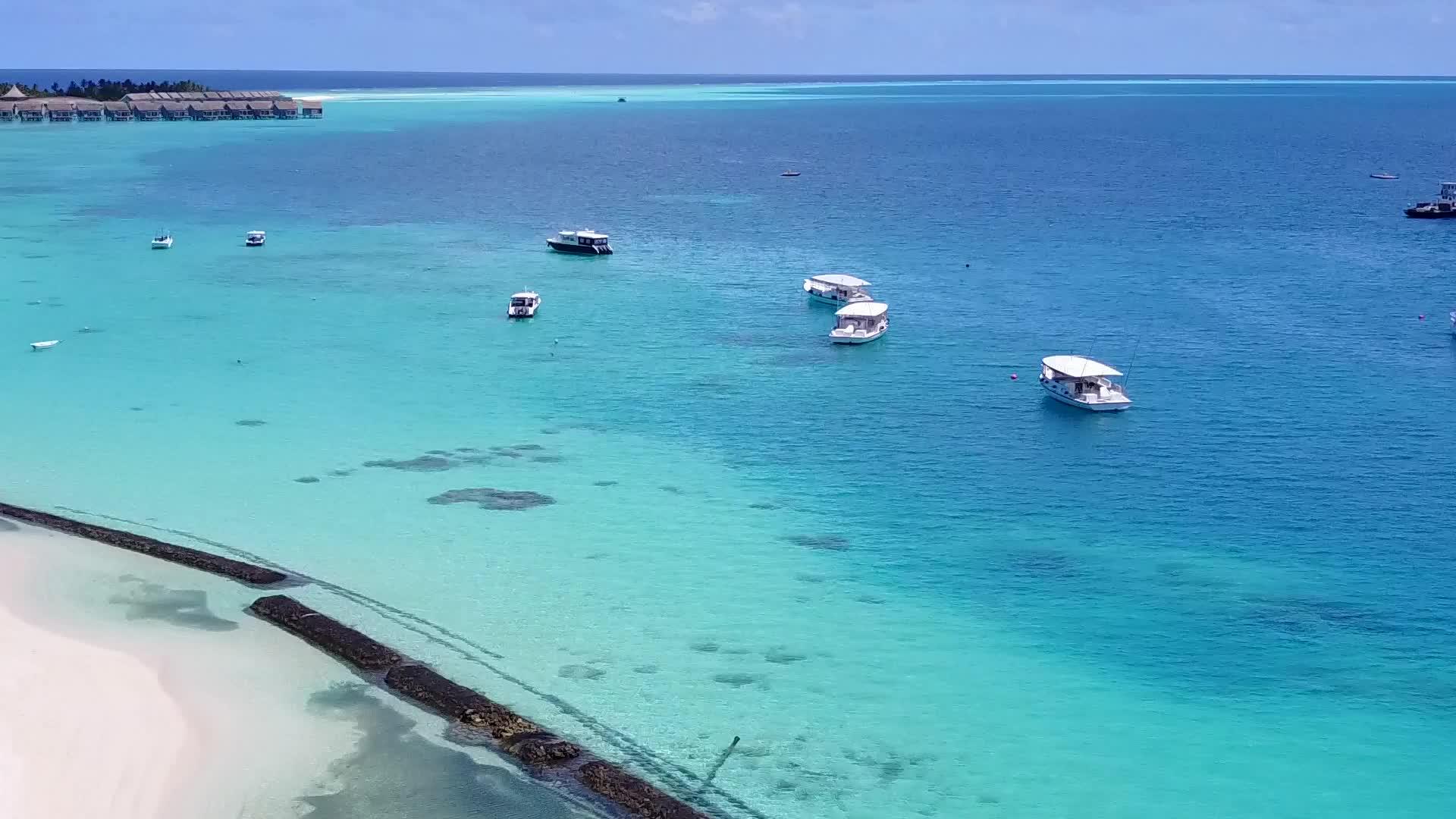 天堂度假胜地海滩海滩海滩空中无人驾驶飞机景观沿着蓝海旅游视频的预览图