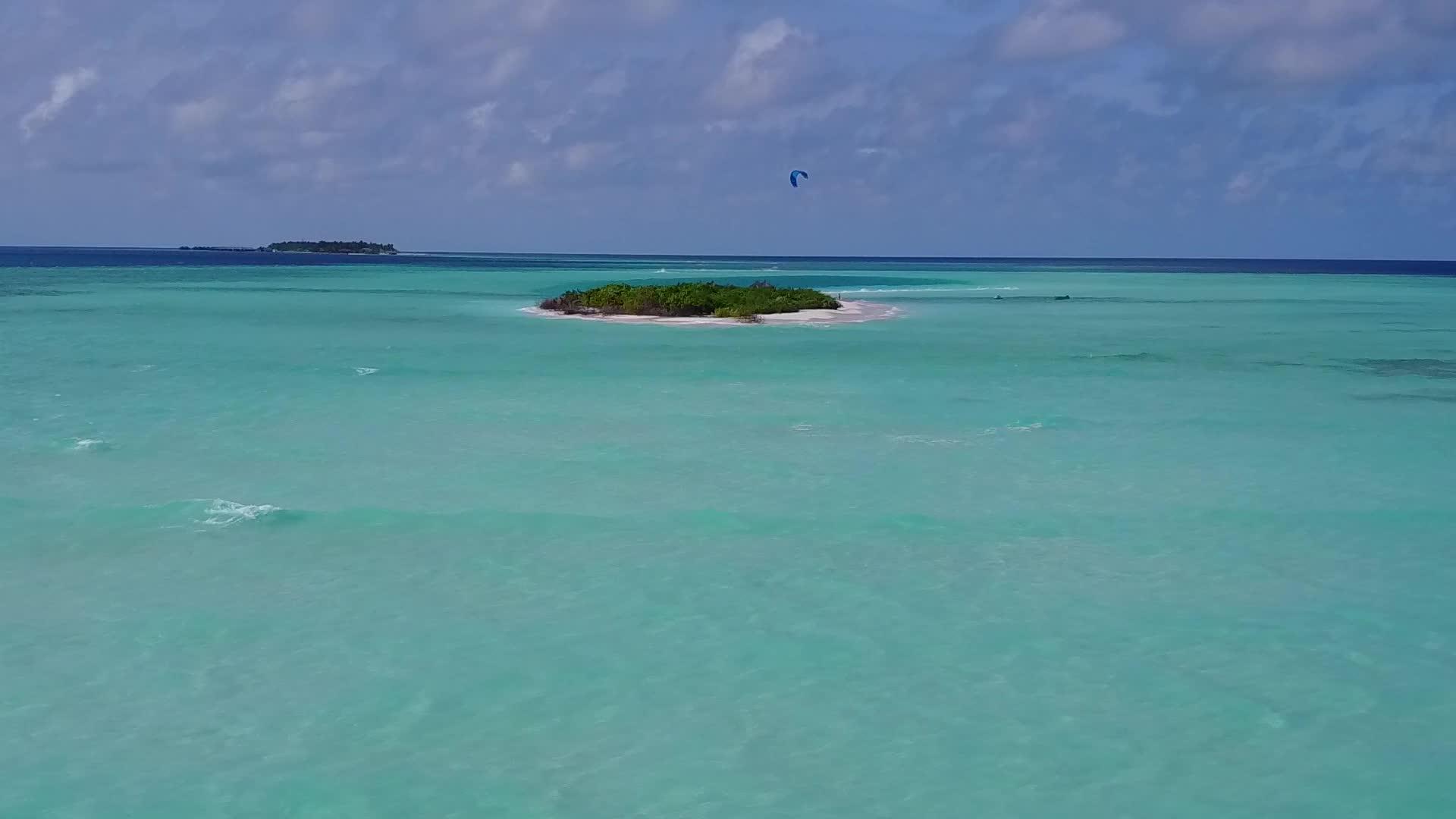 以蓝水和白沙为背景打破度假胜地在空中观看海滩休息的全景视频的预览图