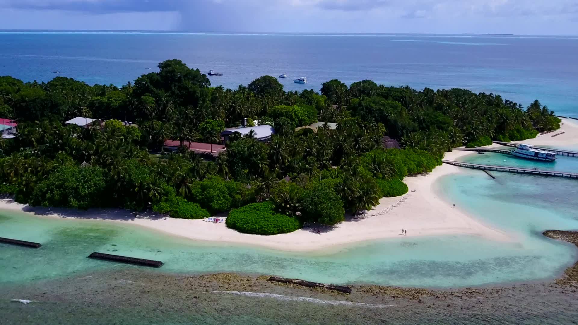 平静的岛屿海滩时间与透明的白色沙底背景视频的预览图