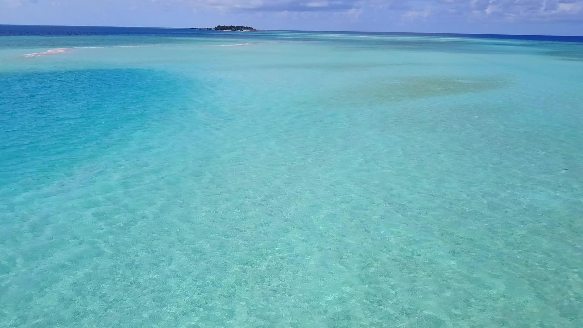 清晰的环礁湖和白沙底浅滩海滩航程的空中观测性质视频的预览图