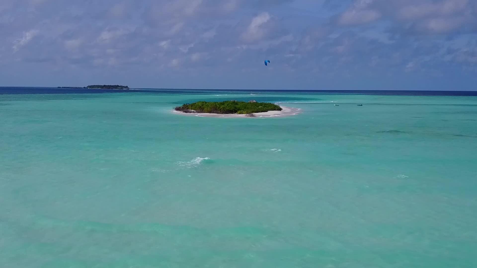 奇怪的岛屿海滩以白色海滩为背景在蓝色海滩上航行视频的预览图