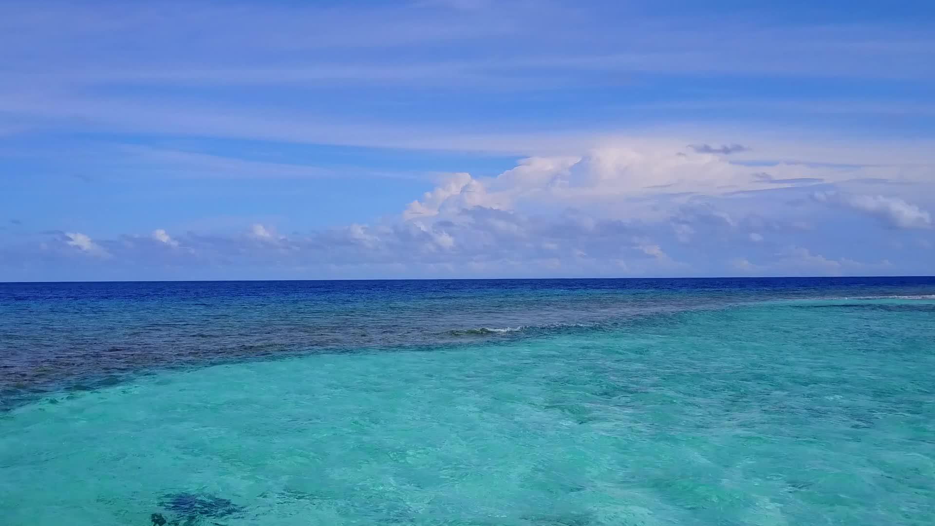 热带海湾海滩度假的蓝色海洋和明亮的沙子视频的预览图