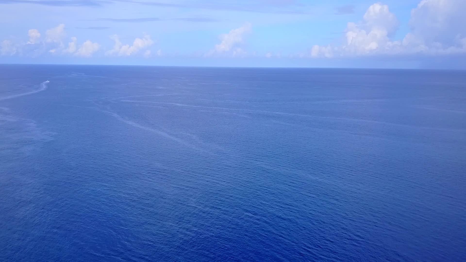 蓝绿色泻湖和白沙背景热带旅游海滩旅游无人机空中摘要视频的预览图