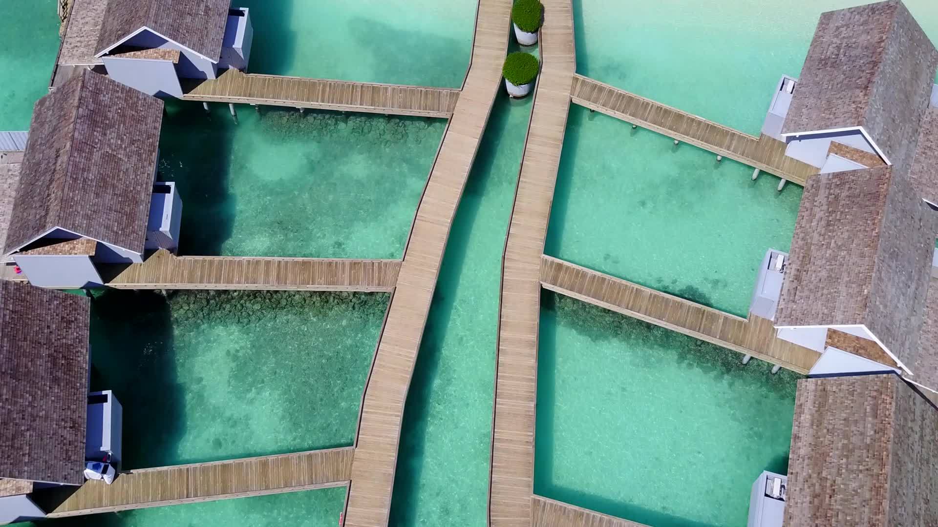 白沙背景蓝海完美旅游海滩空中无人机全景视频的预览图