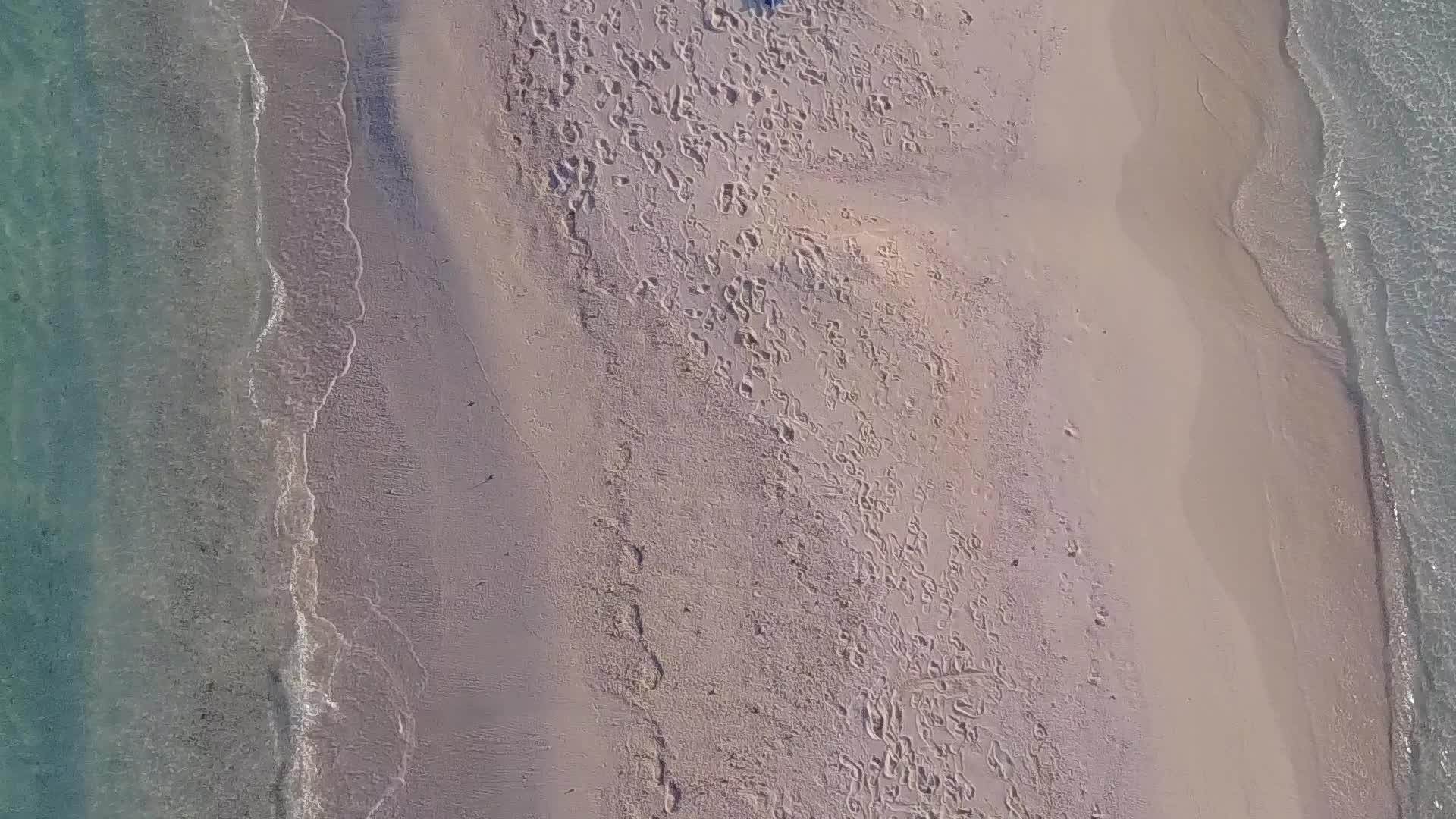 水蓝海和白色海滩背景下的豪华度假海滩生活方式视频的预览图