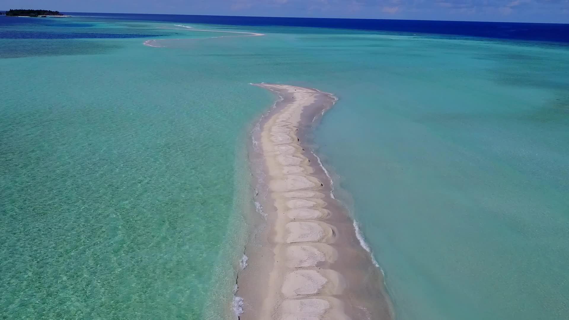干净的沙质背景蓝色的海洋田园诗般的旅游海滩度假视频的预览图