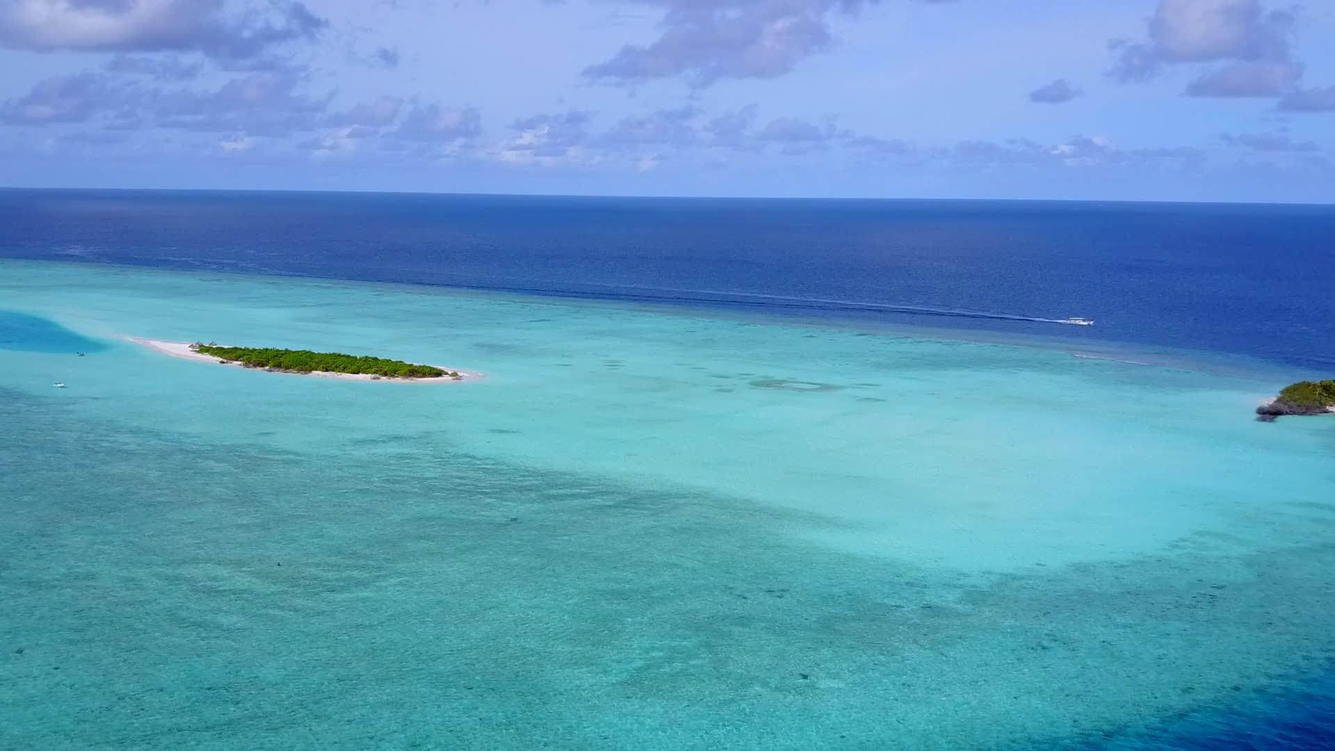 以蓝海和白沙的蓝海为例在空中观看宁静的度假胜地视频的预览图