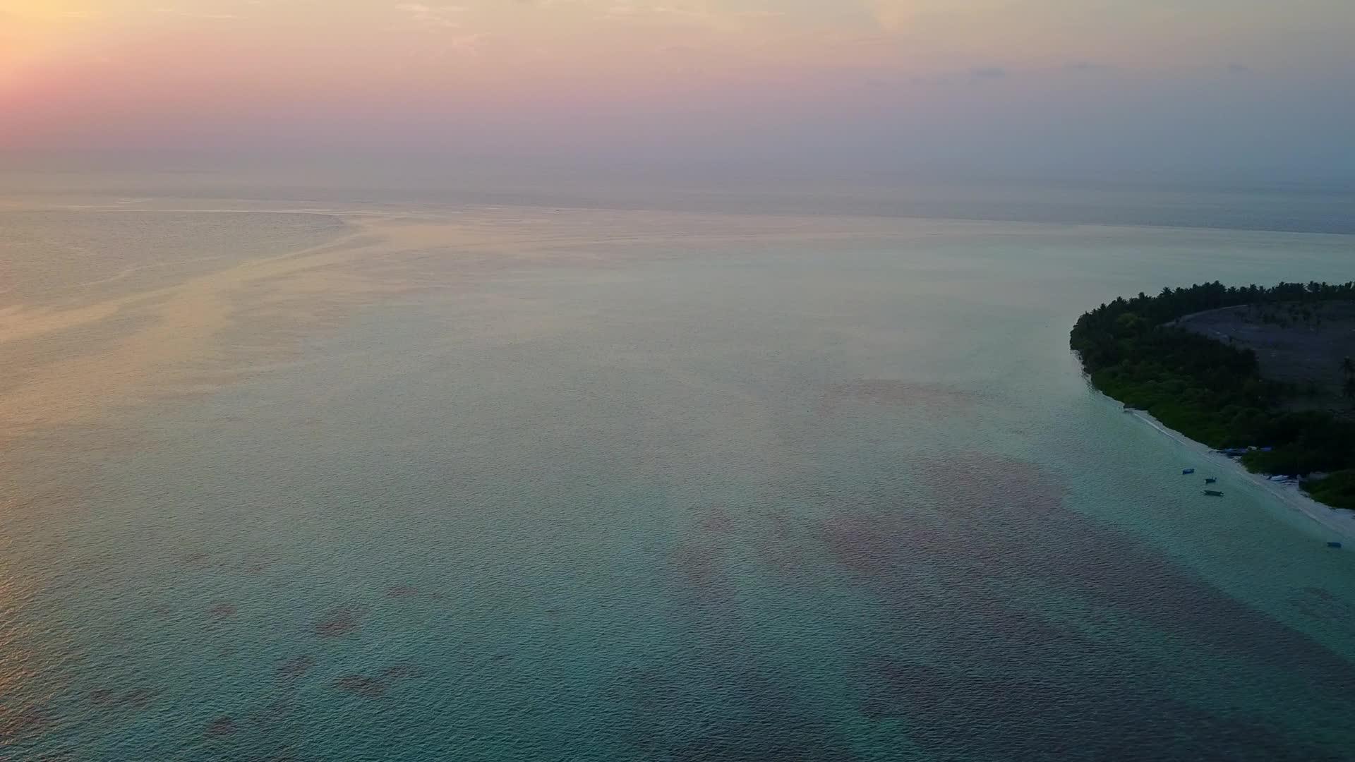天堂度假胜地海滩使用空中无人驾驶飞机在海上旅行视频的预览图
