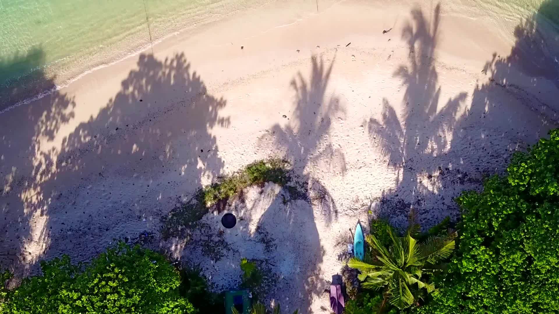 以松绿环礁湖和白沙本为背景的奇异海滩在空中全景视频的预览图
