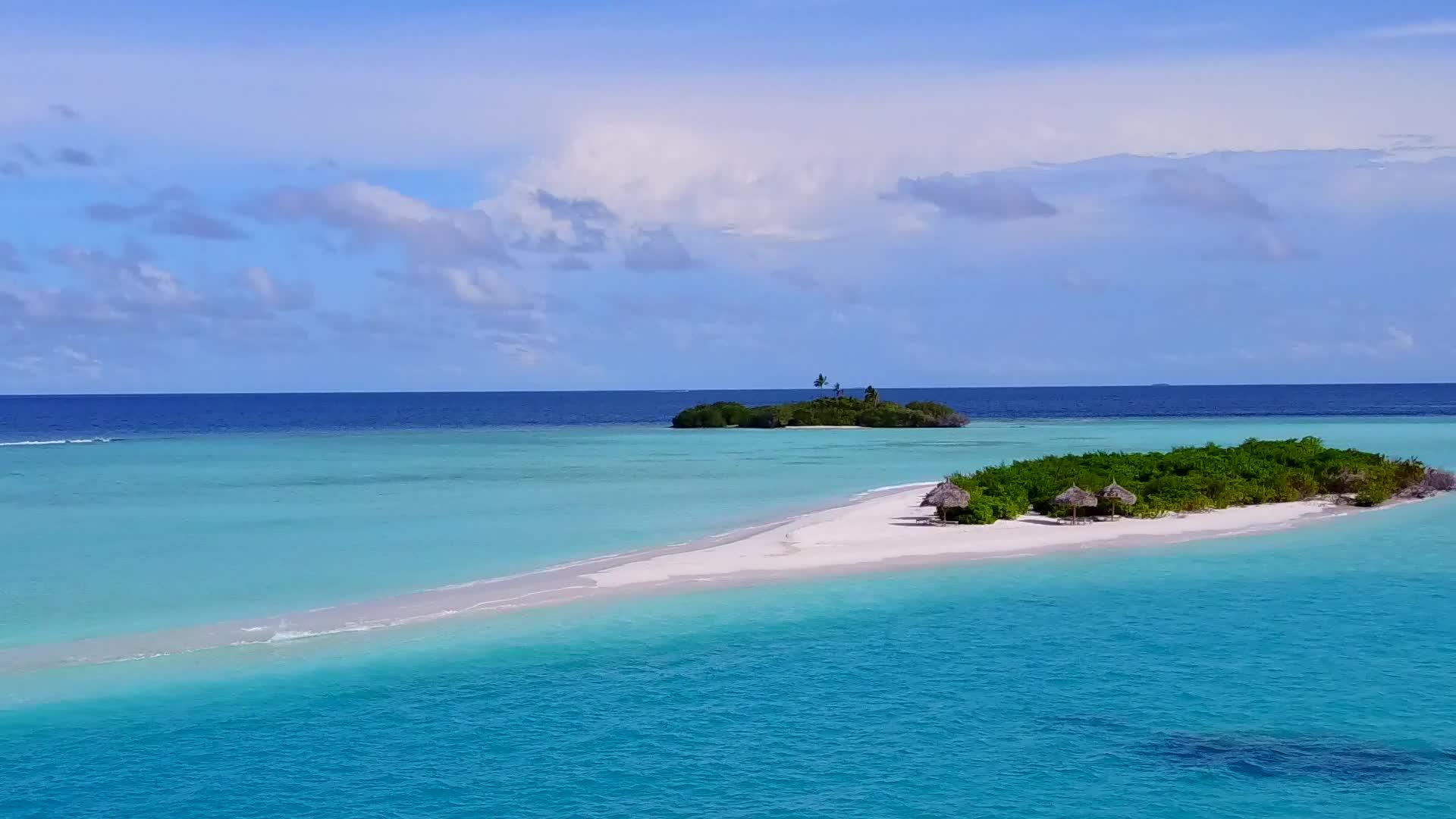 以浅环礁湖和白沙底浅滩为度假胜地的海滩旅游视频的预览图