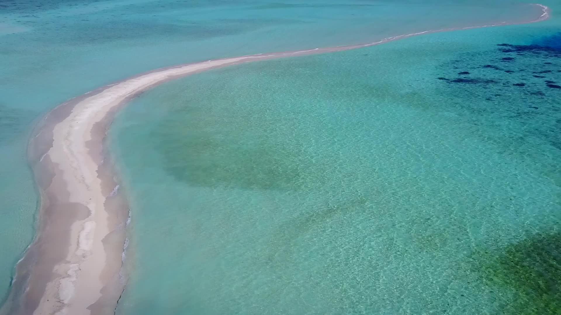 完美的岛屿海滩度假蓝色环礁湖和白色沙滩背景每天无人驾驶视频的预览图