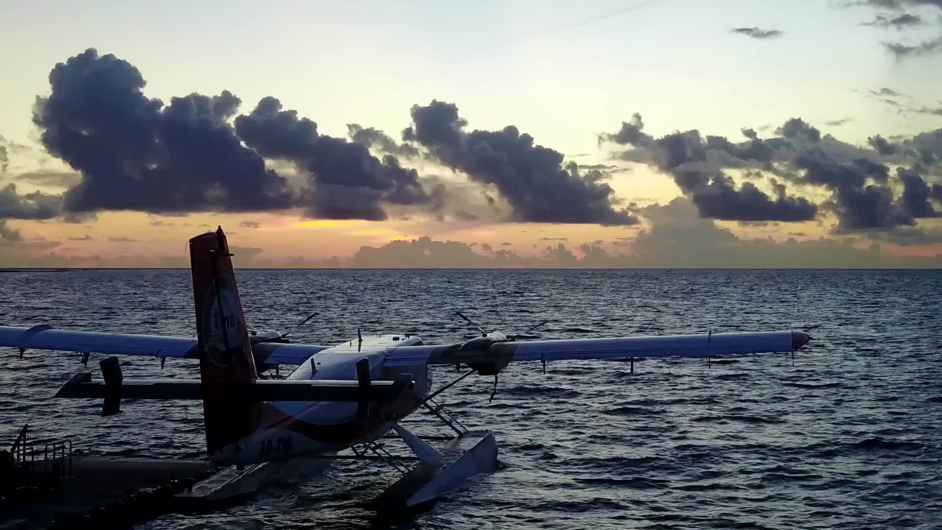 透明的海洋和白沙背景的天堂海滩时间无人驾驶飞机视频的预览图