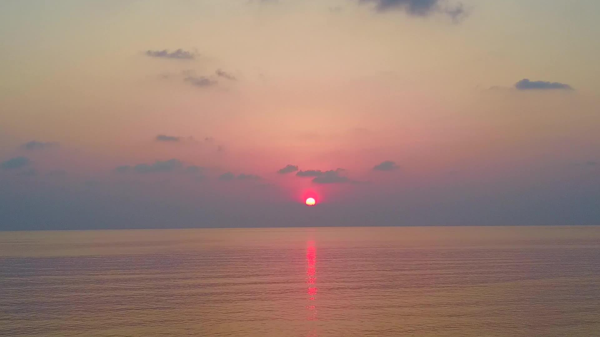 在蓝海和白沙底蓝海的无人驾驶飞机上航行的豪华岛屿海滩视频的预览图