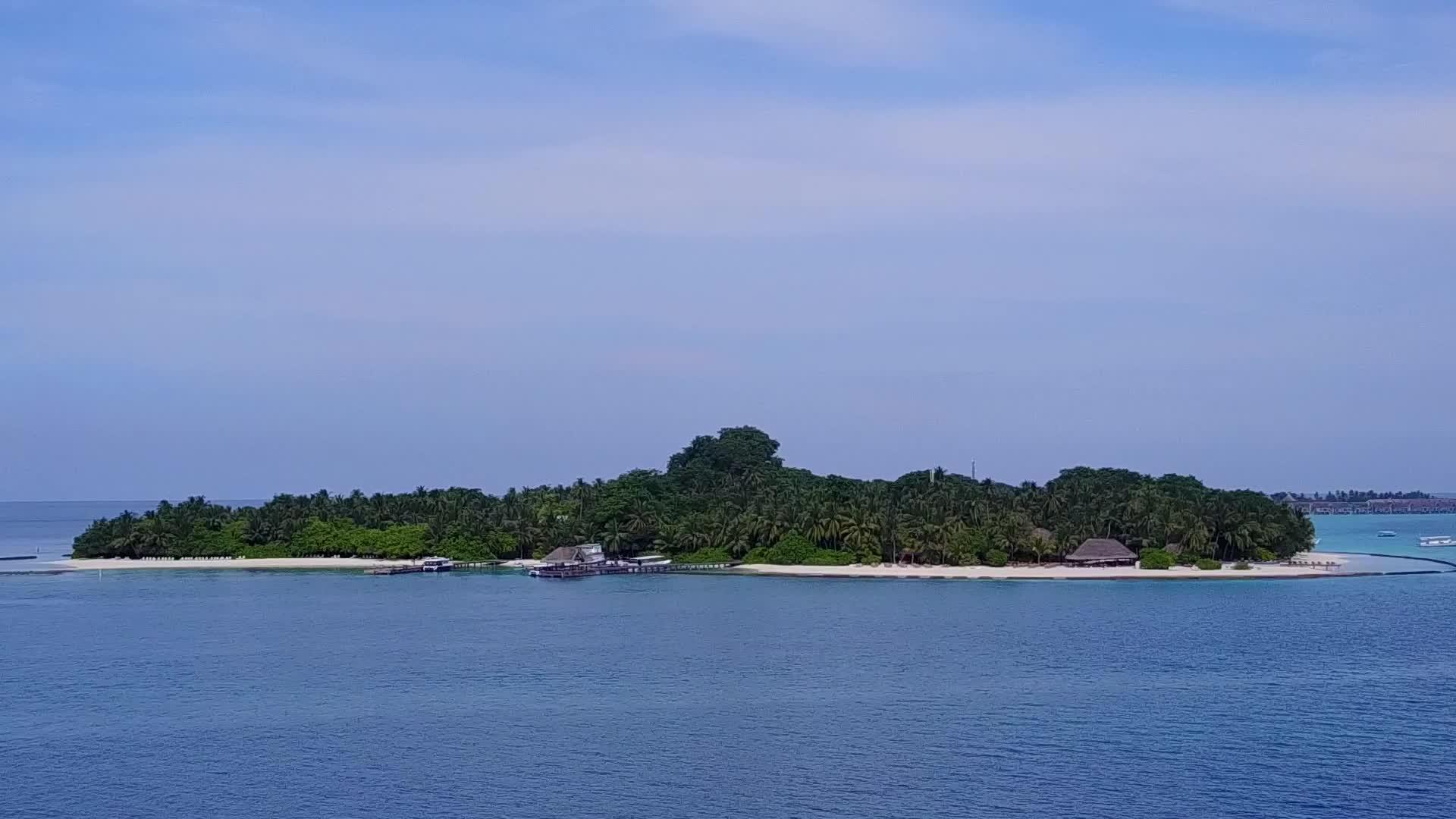 在蓝色泻湖和白色海滩的背景下美丽的海岸海滩度假无人机在空中视频的预览图