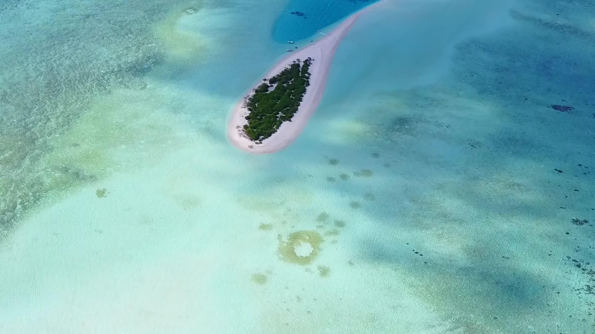 蓝色的海洋和白色的沙滩背景安静的海滩生活方式在空中无人驾驶视频的预览图