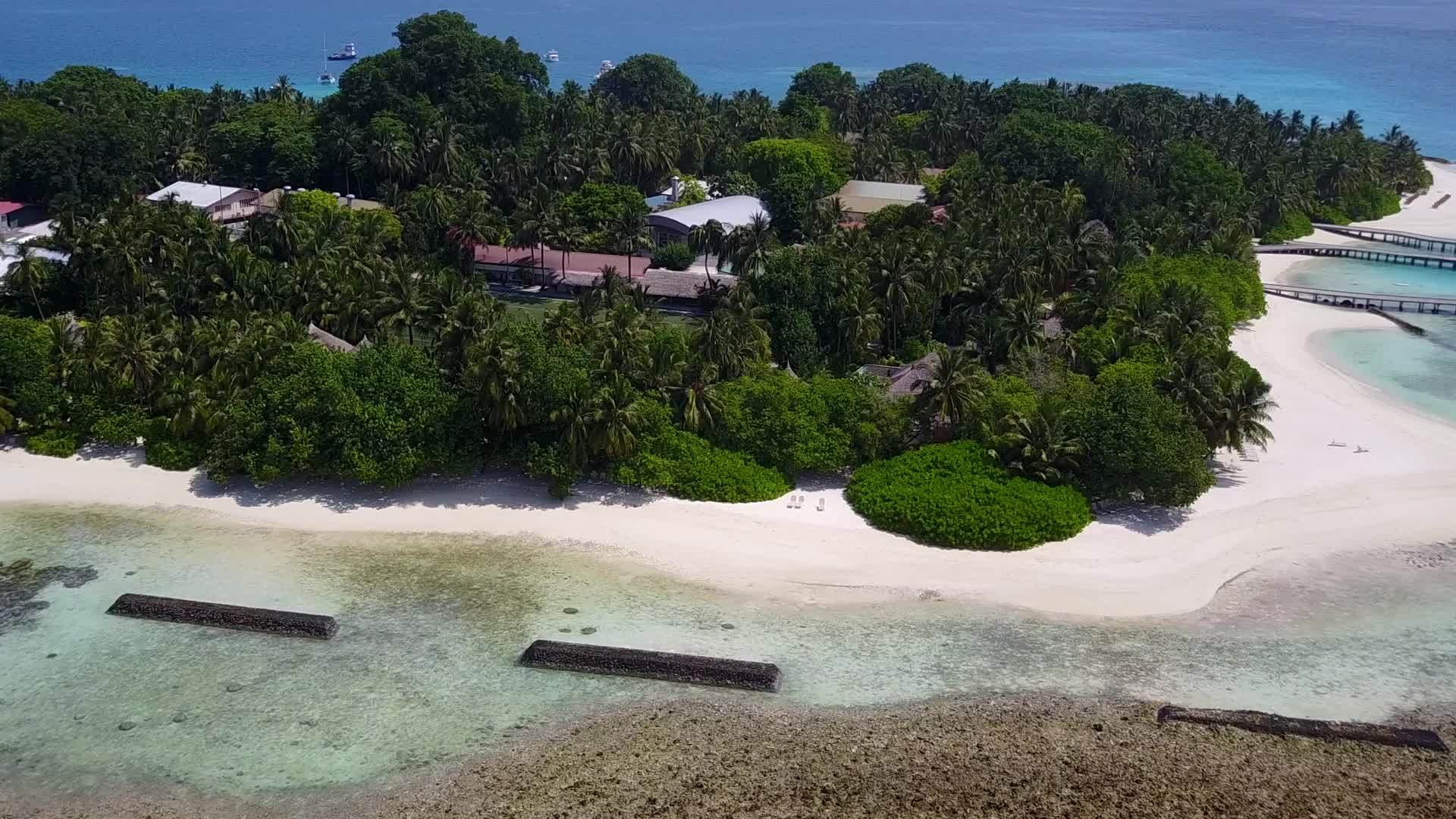 蓝海和白沙底蓝海是环礁湖海滩度假的最佳无人机视频的预览图