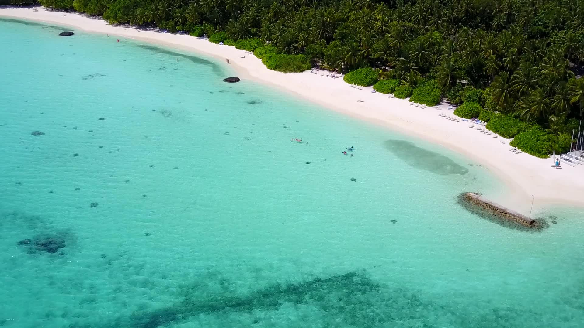 以浅沙为背景的蓝海旅游天堂海滩旅游胜地视频的预览图