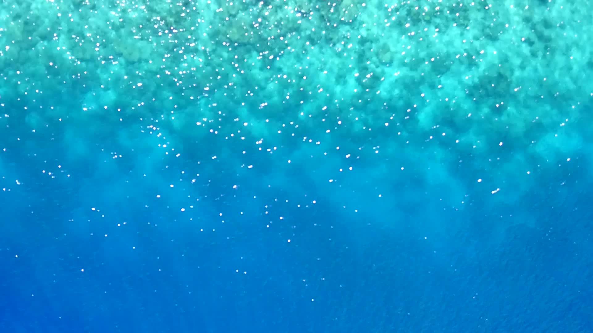 在绿松石海和白色海滩的背景下热带岛屿海滩鸟瞰海景视频的预览图