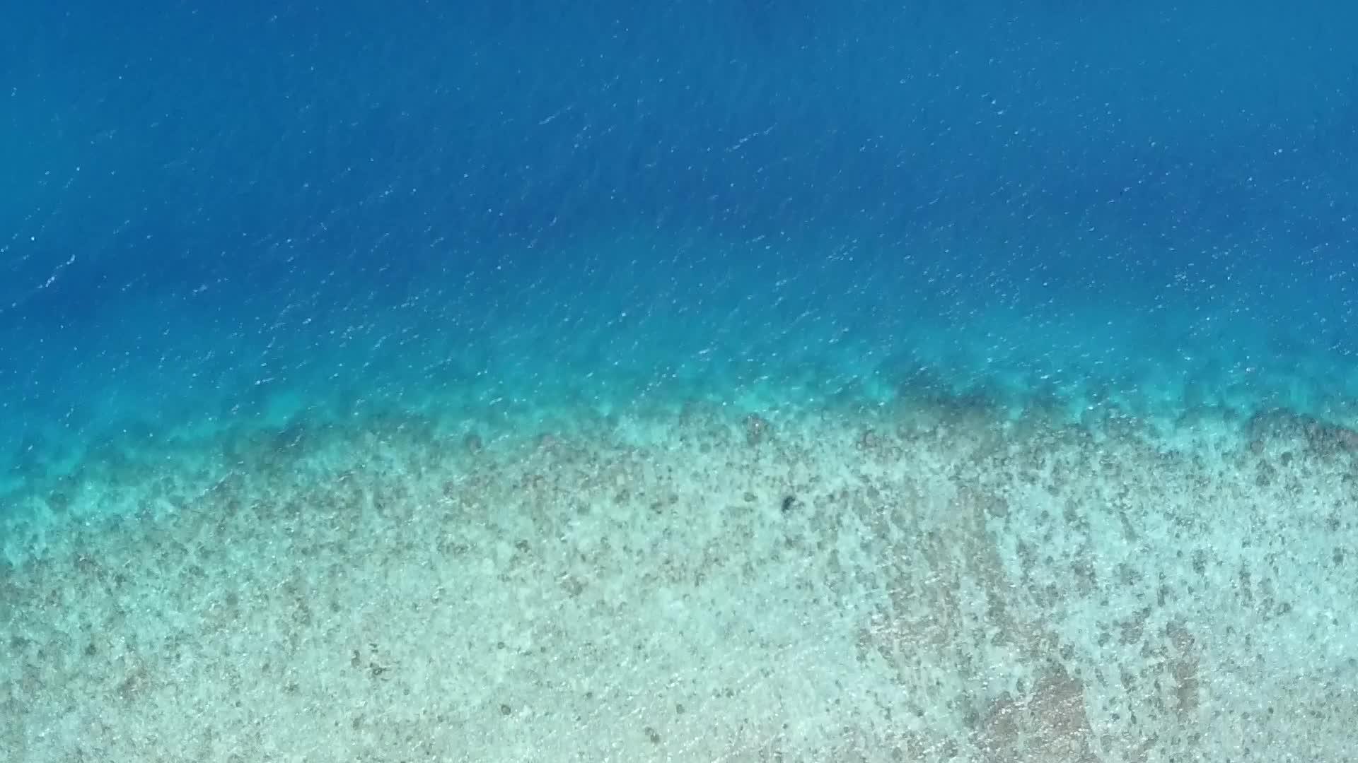 白沙背景蓝水美丽度假村海滩之旅视频的预览图