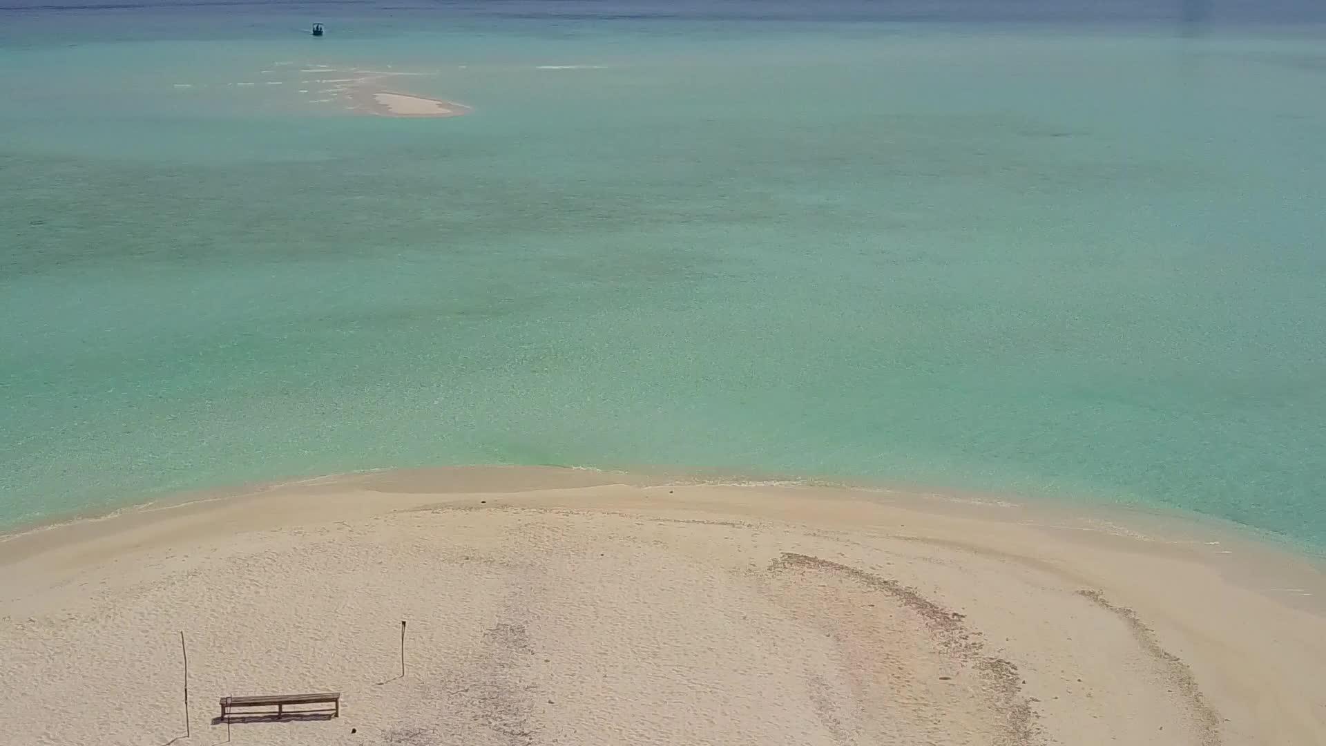 白沙背景蓝海热带度假海滩度假无人机空中旅行视频的预览图