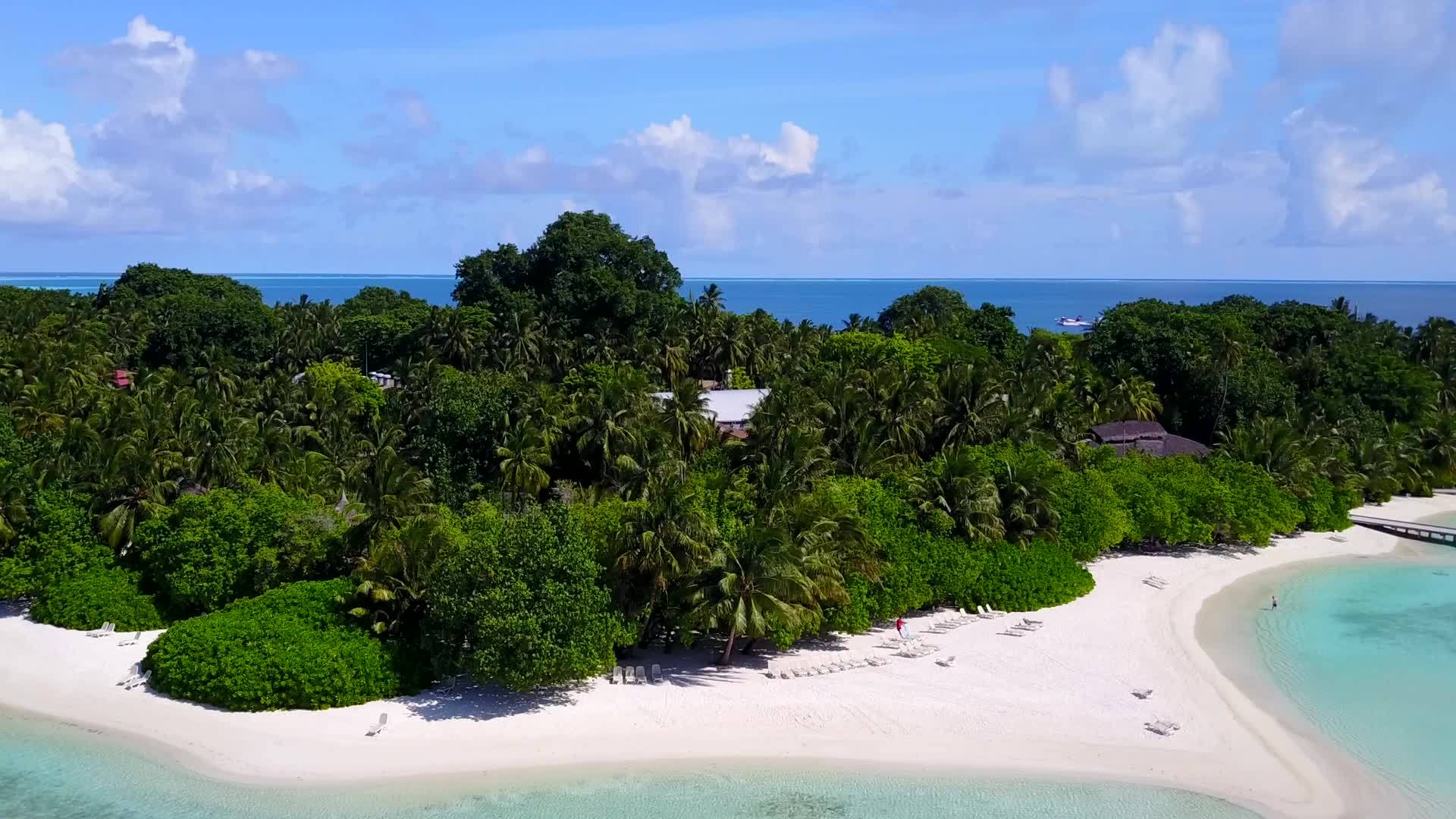 热带环礁湖海滩的生活方式以蓝水和浅沙为背景视频的预览图