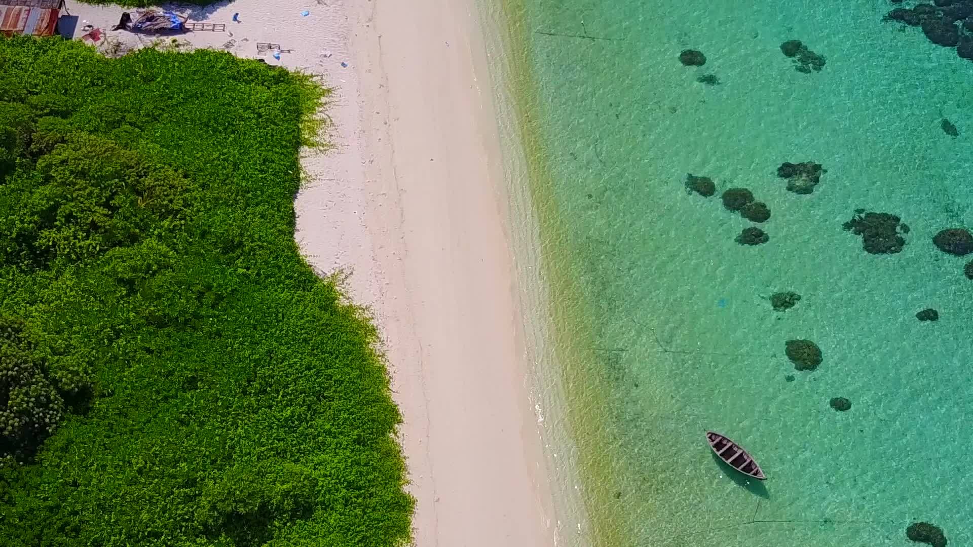 海洋海岸海滩度假的空中无人机景观由蓝绿色海洋和明亮的海洋组成视频的预览图