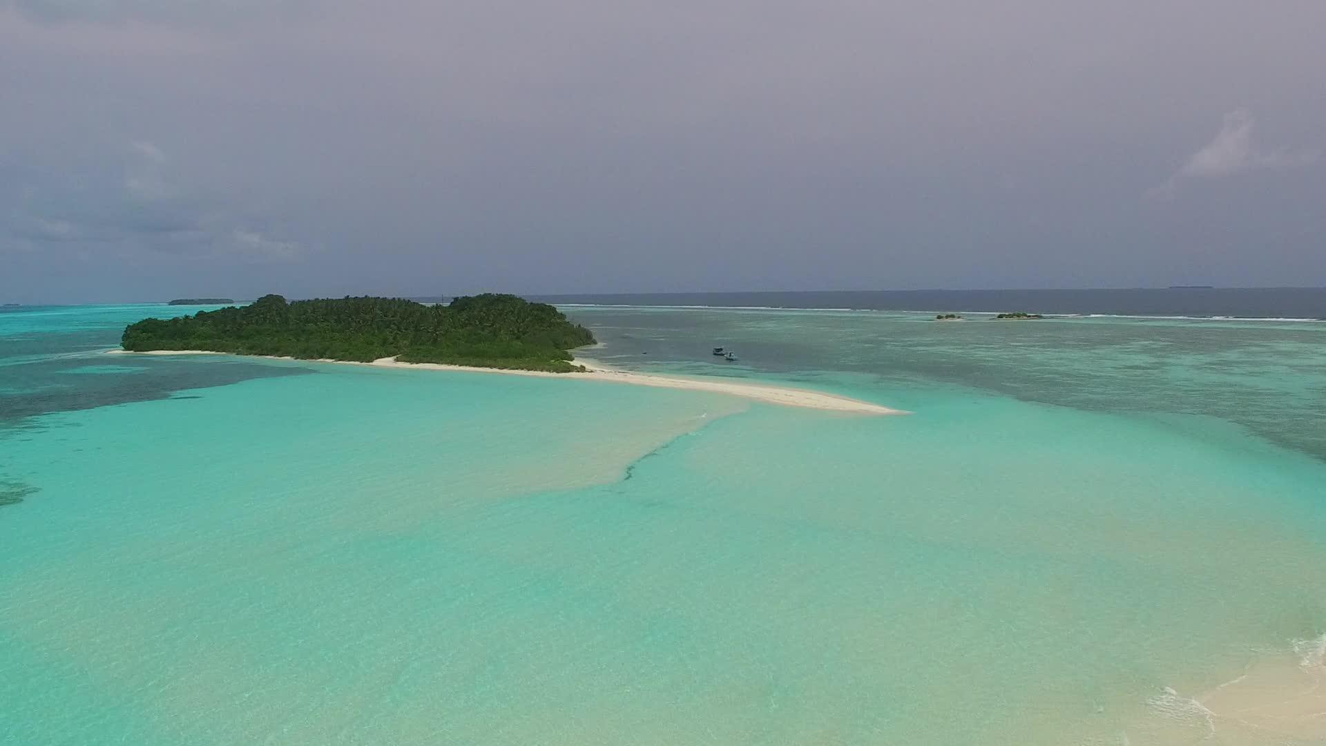 完美的海滩度假透明的海洋和干净的沙子背景视频的预览图