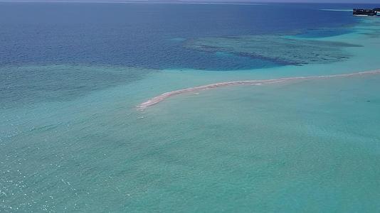 乘坐美丽的蓝色大海和白色沙滩底部的空中旅行视频的预览图