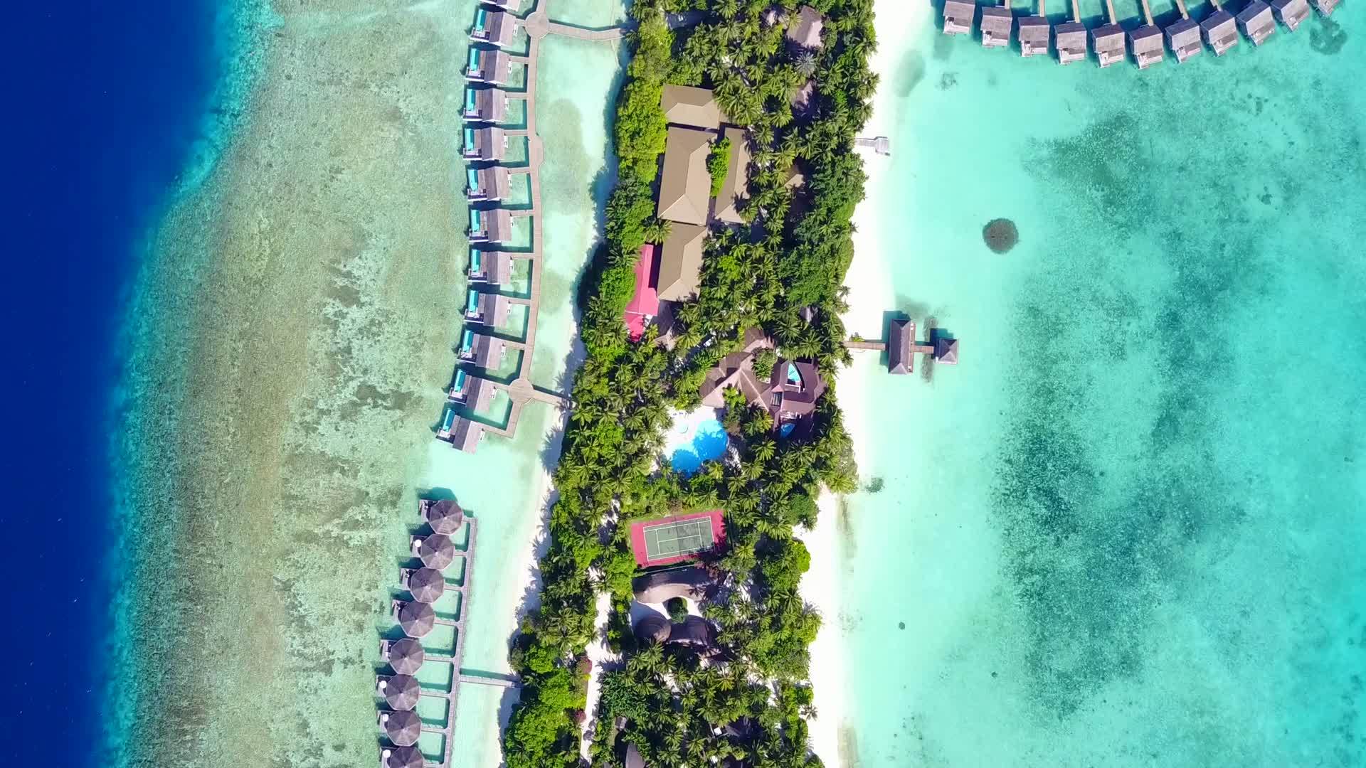 亮沙背景浅海天堂海滩冒险无人机空中摘要视频的预览图