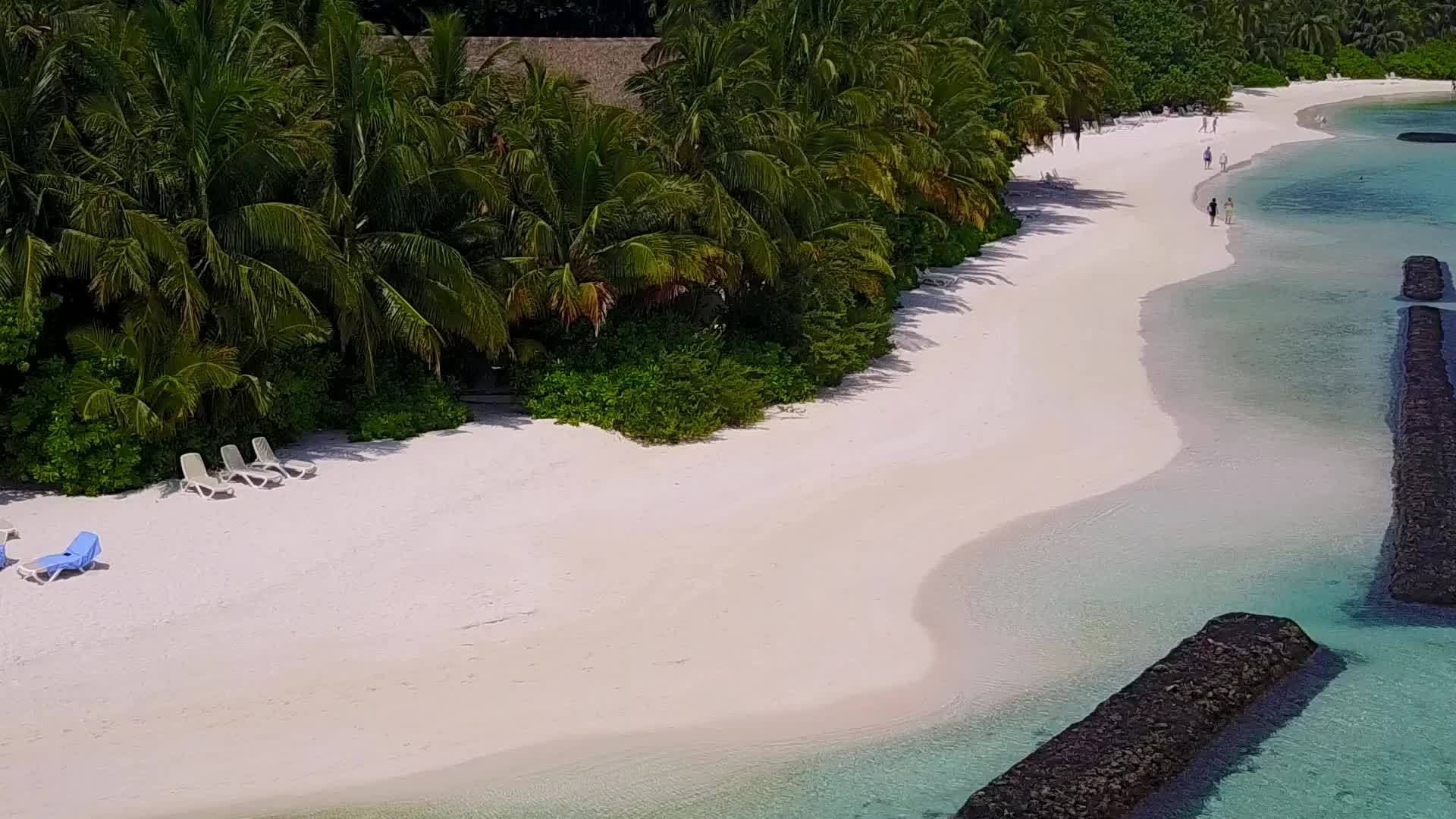 在绿松石水和白沙的背景下有一个安静的岛屿海滩之旅视频的预览图