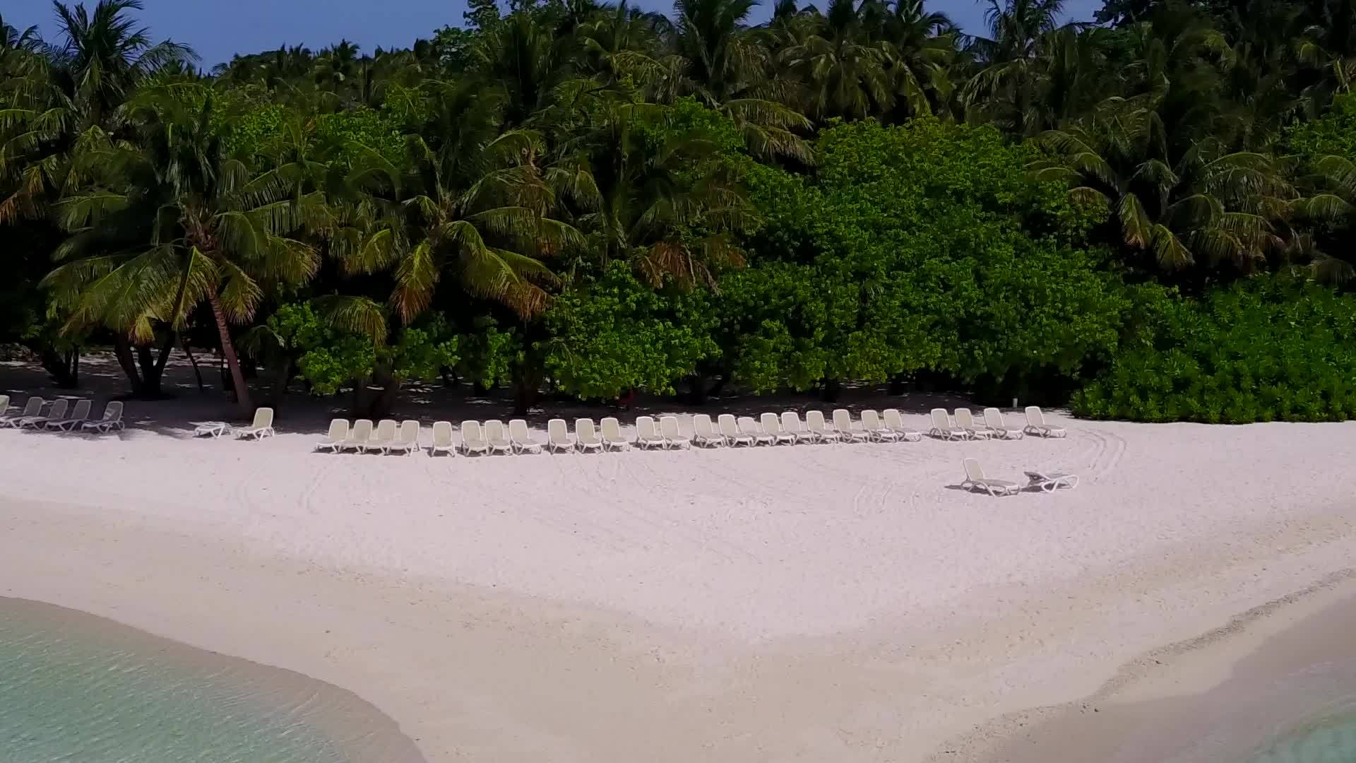 白沙背景蓝海热带海滩度假空中旅游视频的预览图