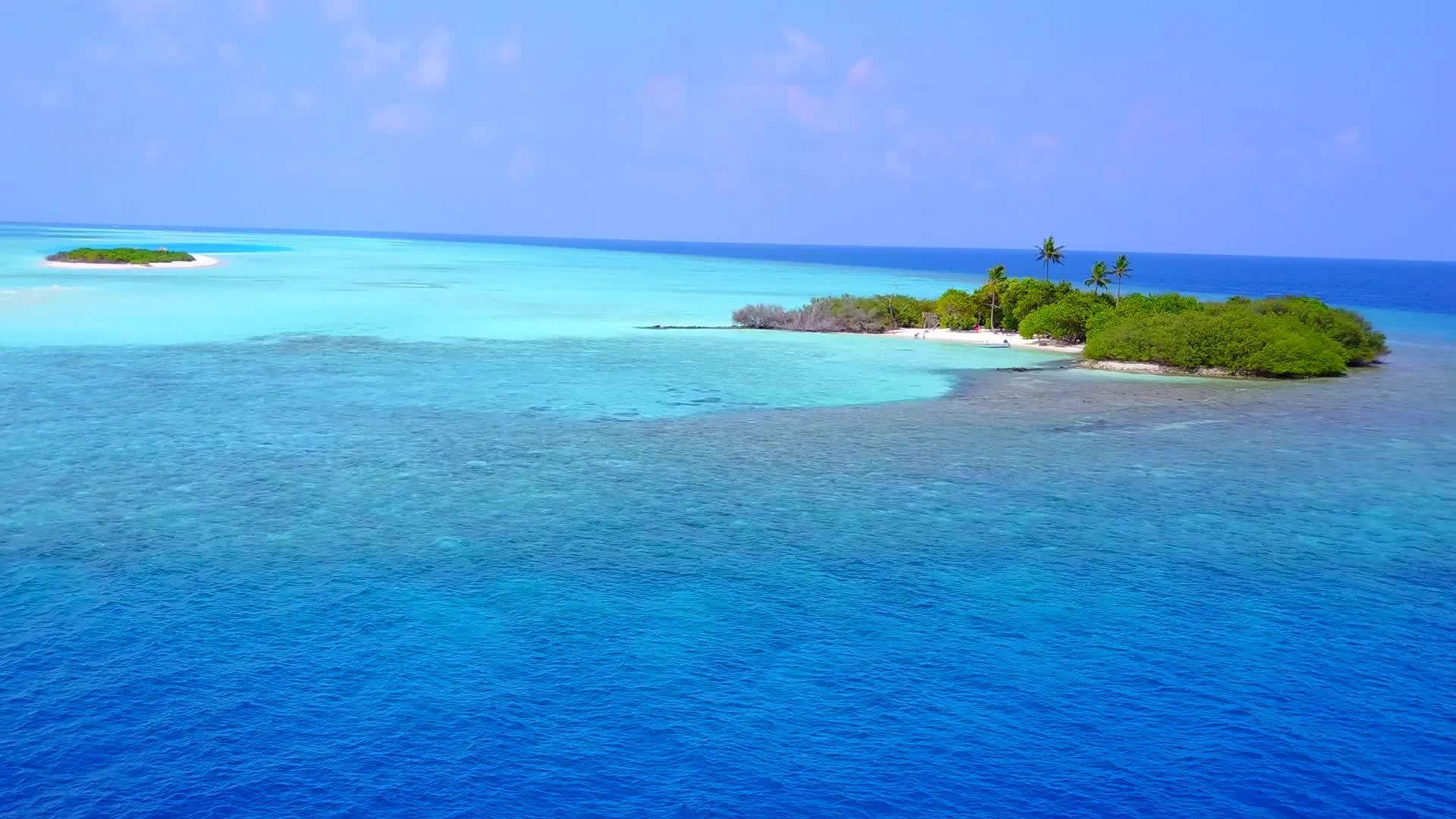 白沙底浅礁湖美丽环礁海滩时间空无人驾驶飞机抽象视频的预览图