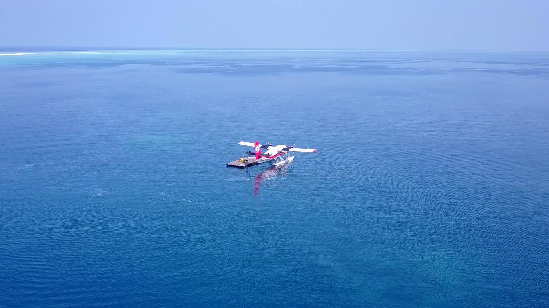 浅海和白色沙滩的冒险之旅视频的预览图