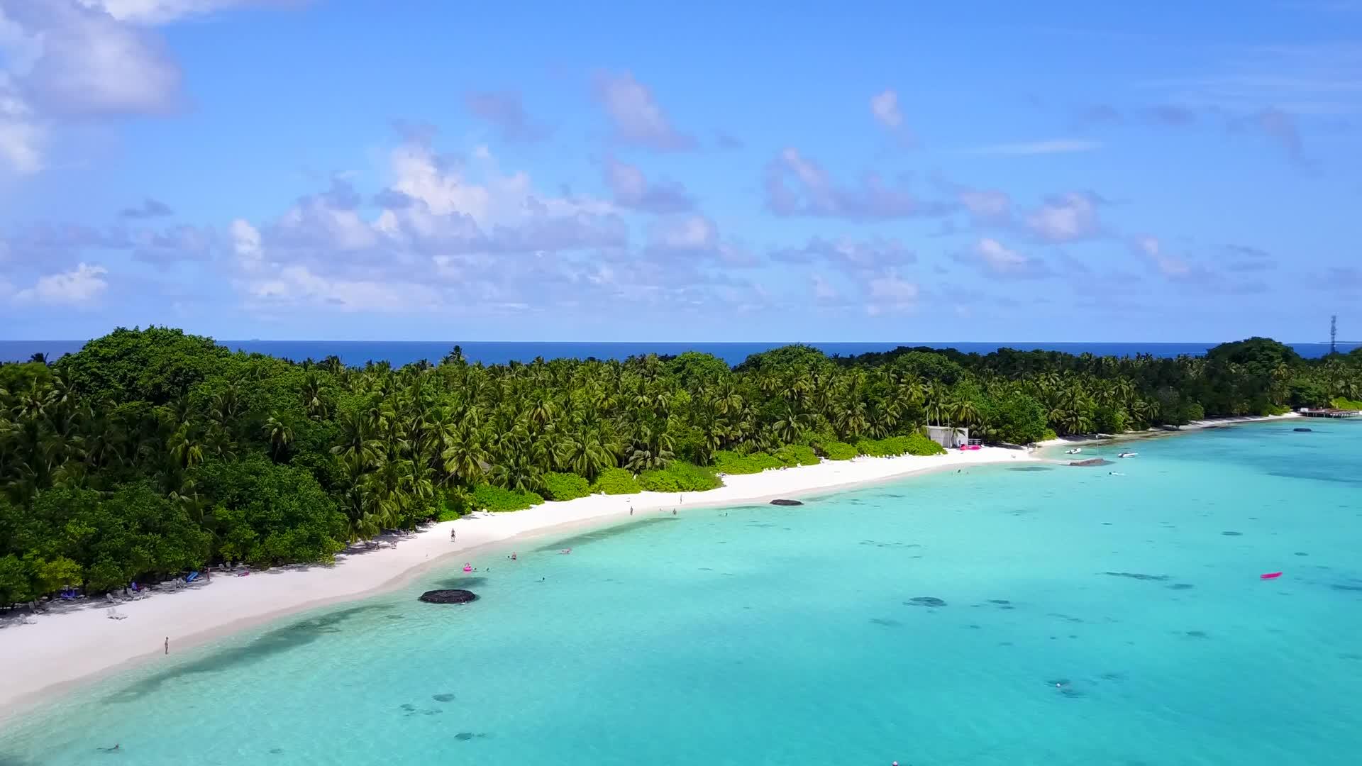清海和白色沙沙作为无人驾驶飞机飞越天堂岛海滩的旅行视频的预览图