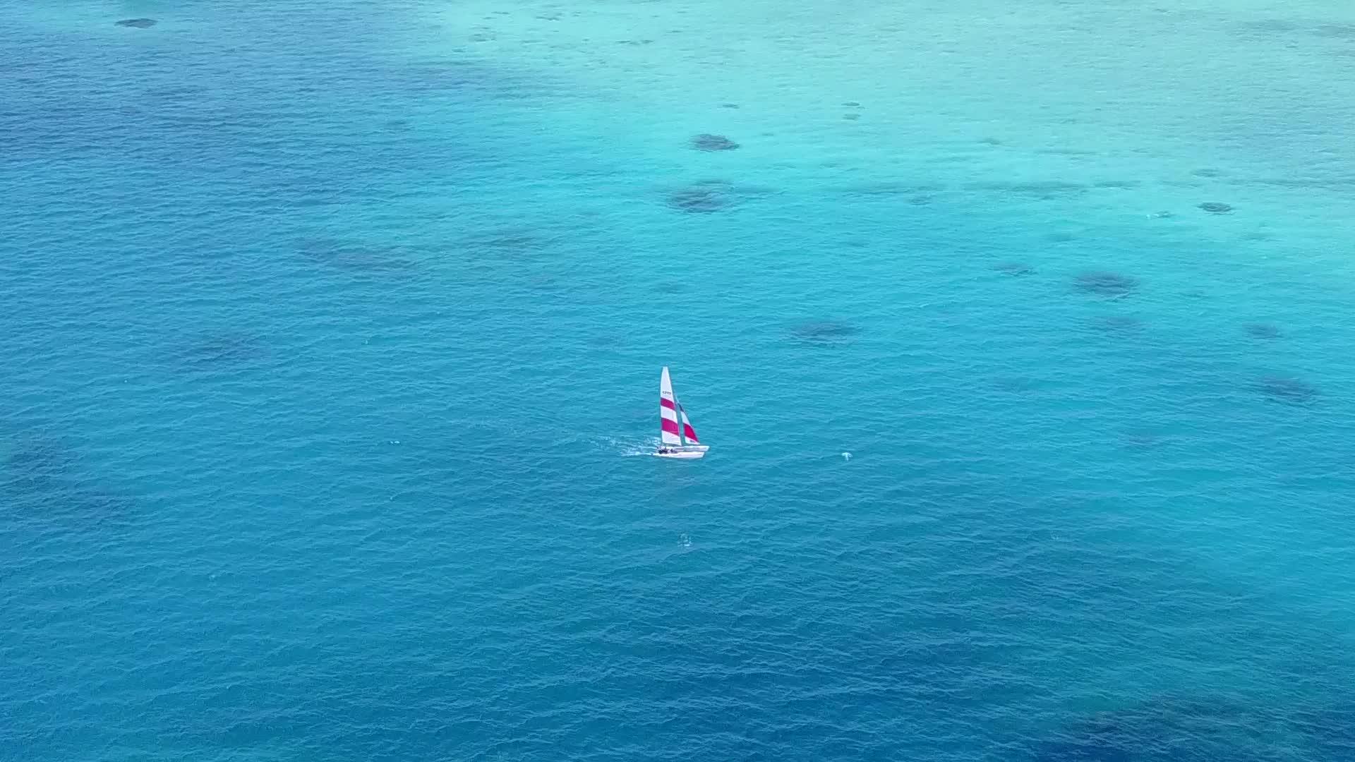 豪华度假村海滩空中无人机旅游视频的预览图