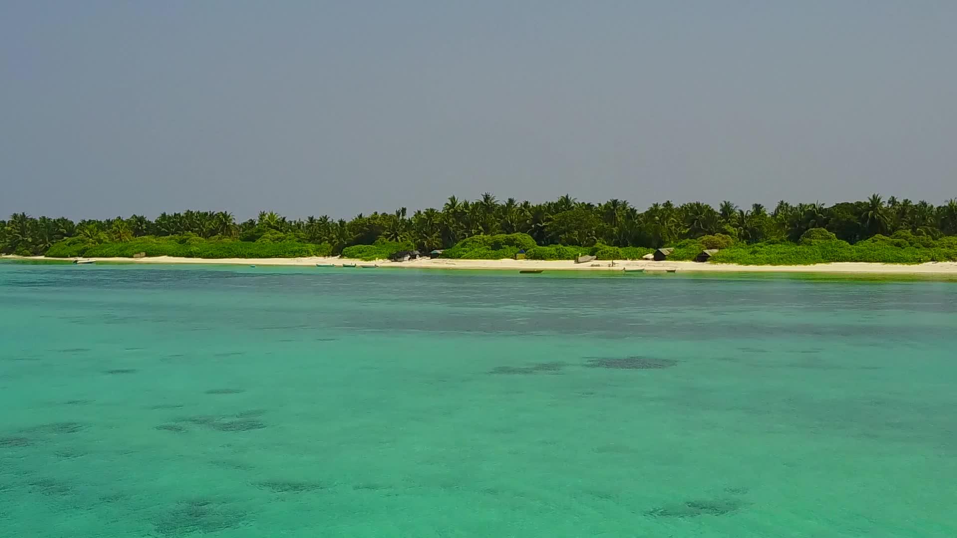 天堂海滩海滩之旅以蓝海和白色沙底水为起点视频的预览图