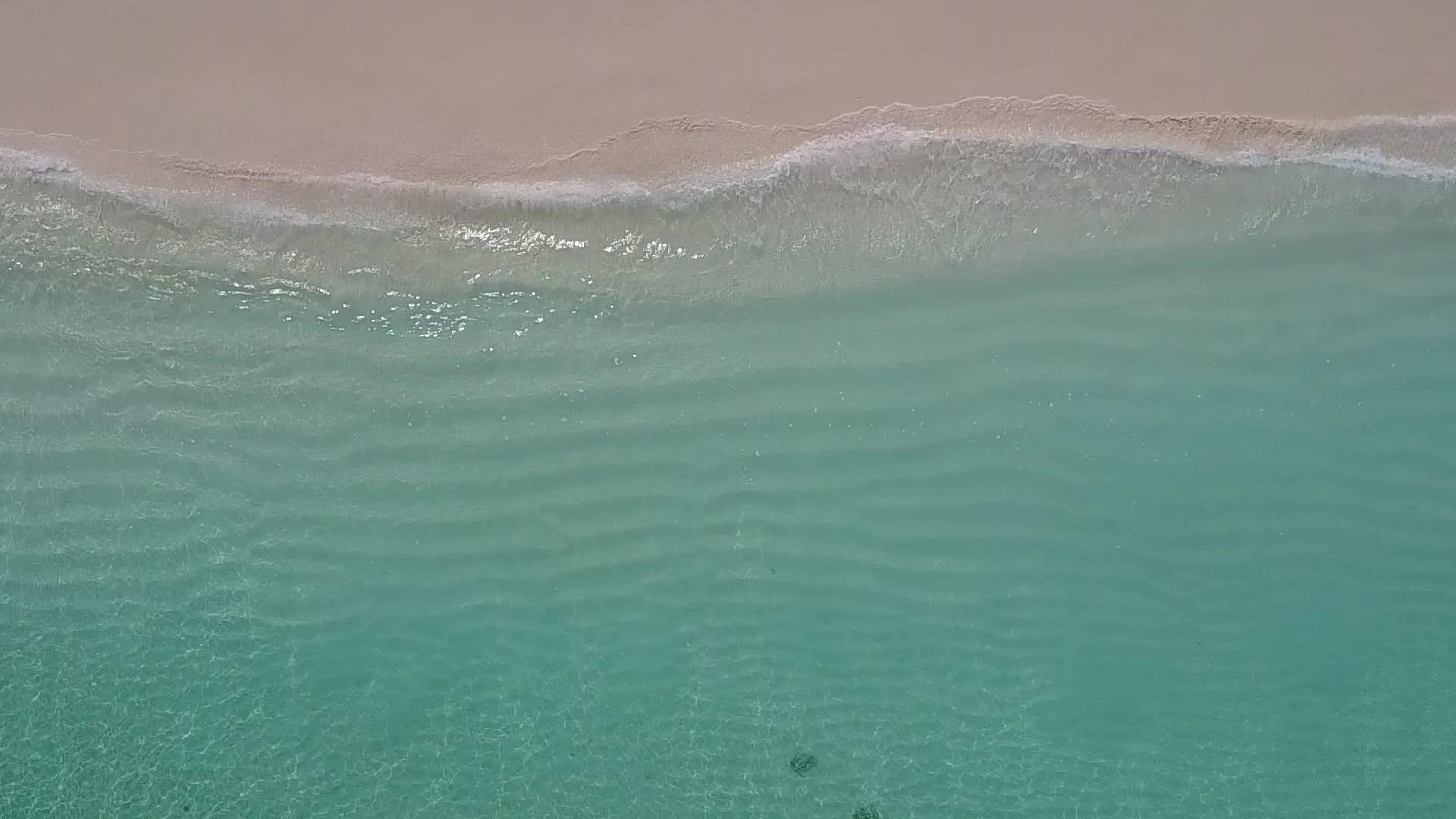 通过透明的环礁湖和干净的沙滩背景美丽的海滩是透明的视频的预览图