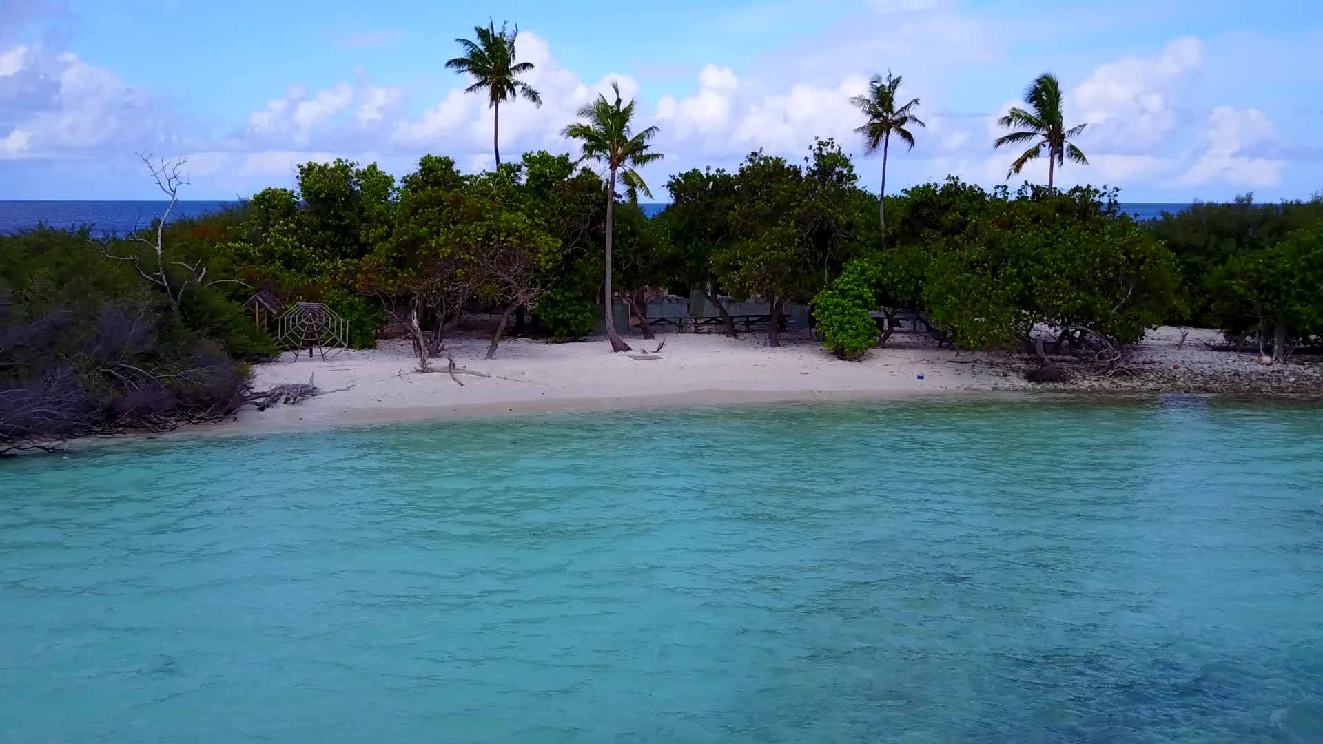 蓝绿色的海洋和白色的海滩背景安静的海生物空中观光视频的预览图