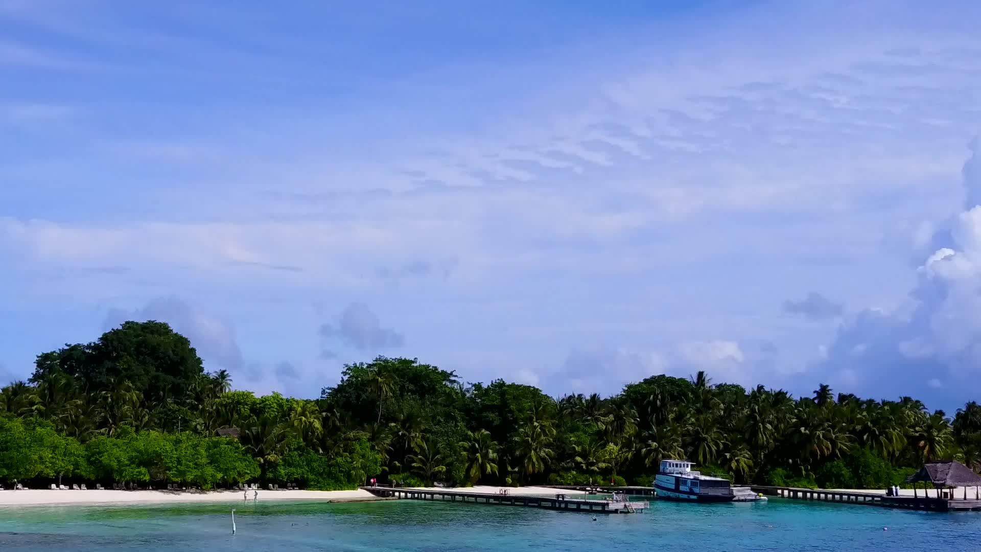 白沙背景蓝海宁静海滩海滩空中无人机全景视频的预览图