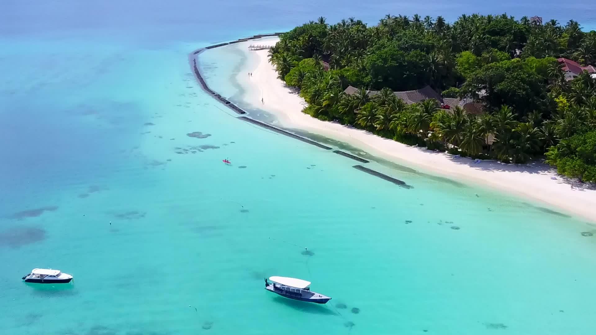 在干净的海滩背景下蓝色泻湖田园诗般的泻湖海滩在空中冒险视频的预览图