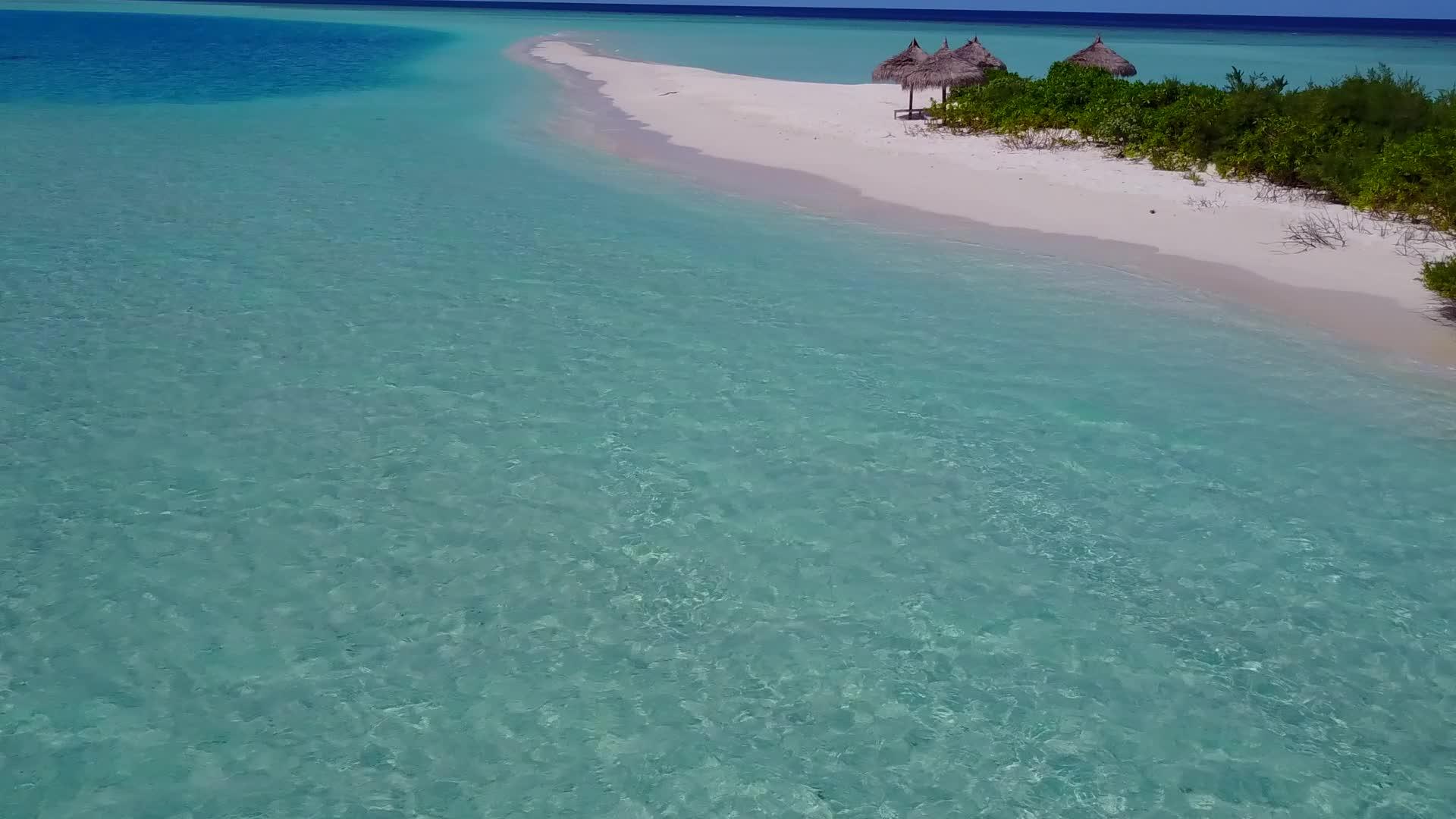 白沙背景浅海天堂海景海滩之旅视频的预览图