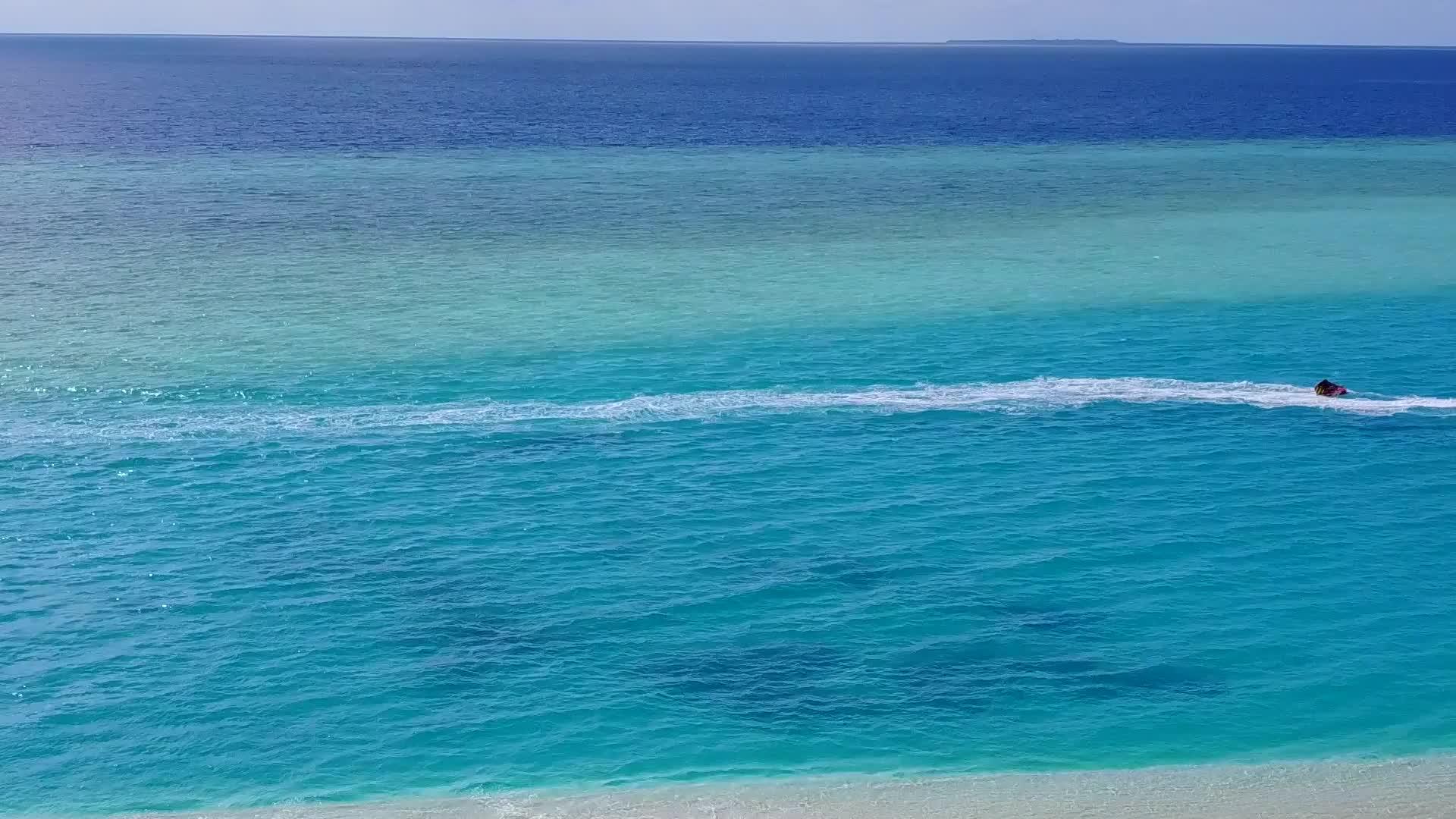 海洋环礁海滩从白沙底的绿色海洋航行到全景视频的预览图