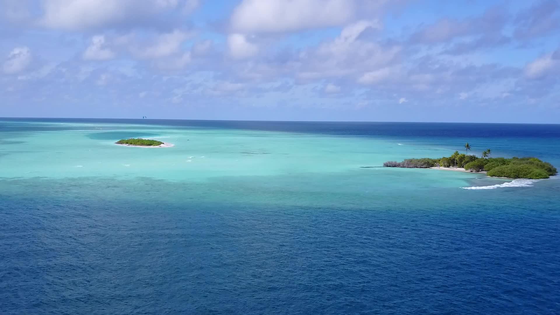 环礁湖的海滩被松绿的环礁湖和干净的沙土背景打破视频的预览图