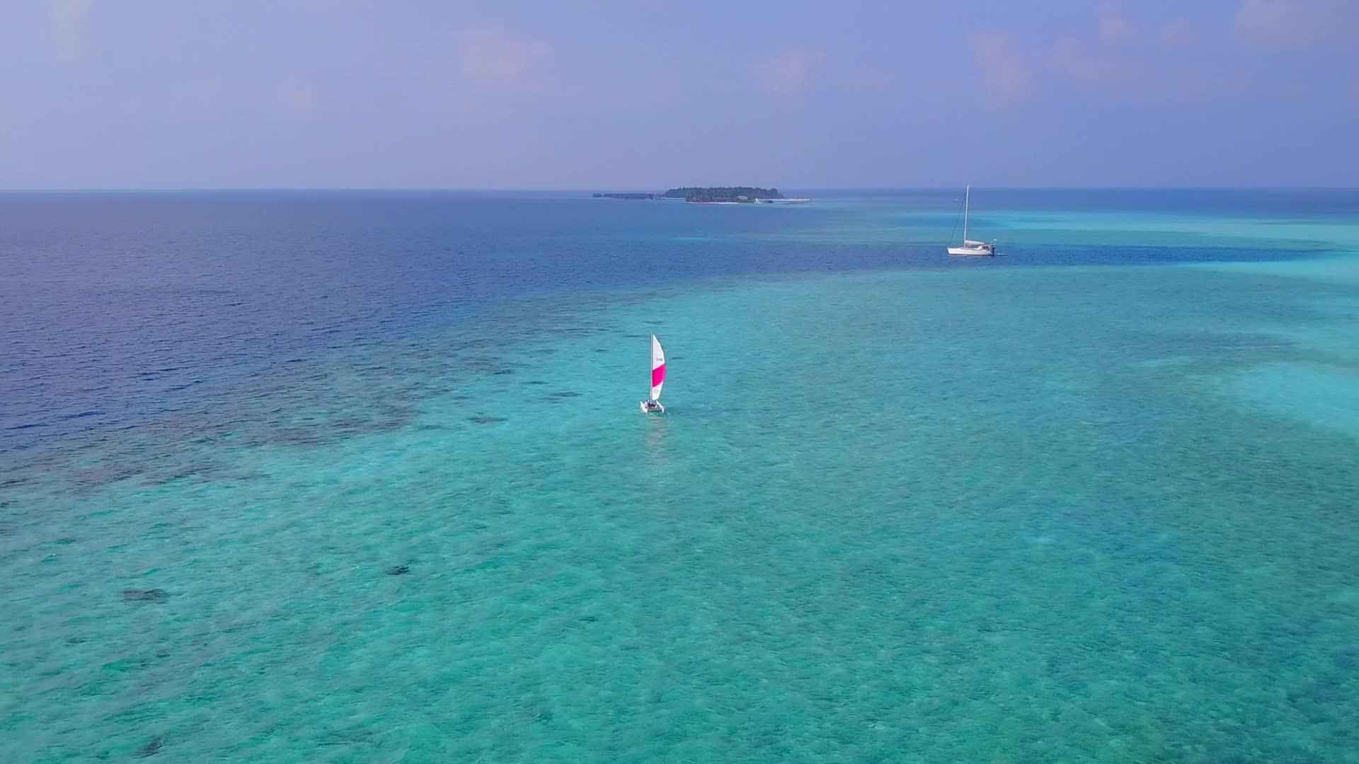 以蓝色环礁湖和白色沙滩为背景的环礁湖海滩风景区视频的预览图