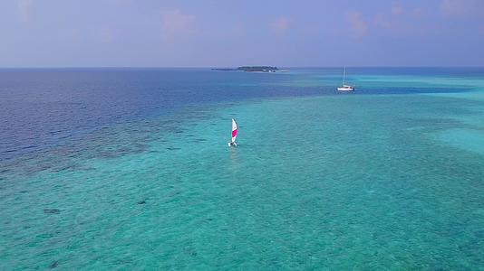 以蓝色环礁湖和白色沙滩为背景的环礁湖海滩风景区视频的预览图